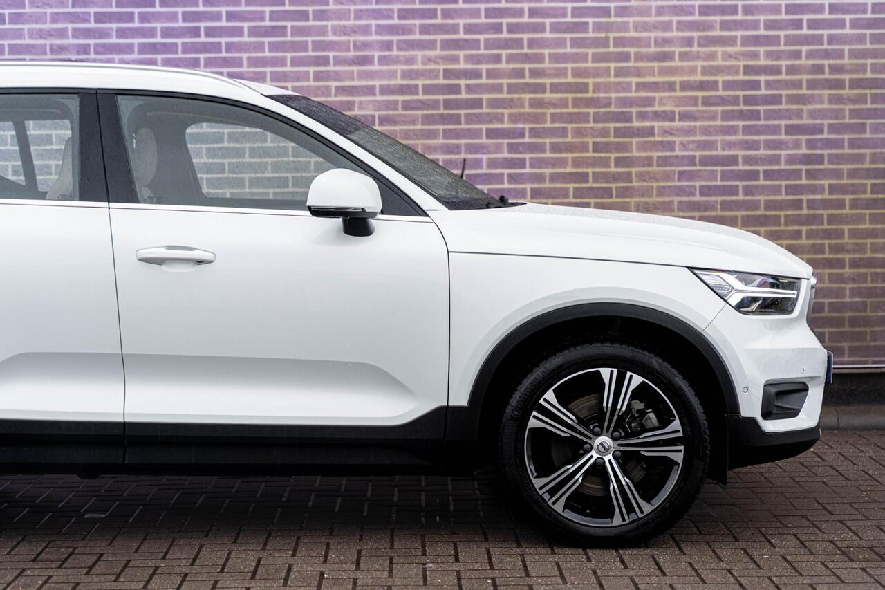 Volvo XC40 T5 Recharge Inscription | Navigatie | Adaptieve Cruise Control | Panoramadak | Harman Kardon Audio | Elek. Stoelen | 360 Camera | Voorruit Verwarming | Stoel-/Stuurverwarming | Park Assist | Draadloos Opladen Telefoon | Dodehoekdetectie | Pilot Assist | B