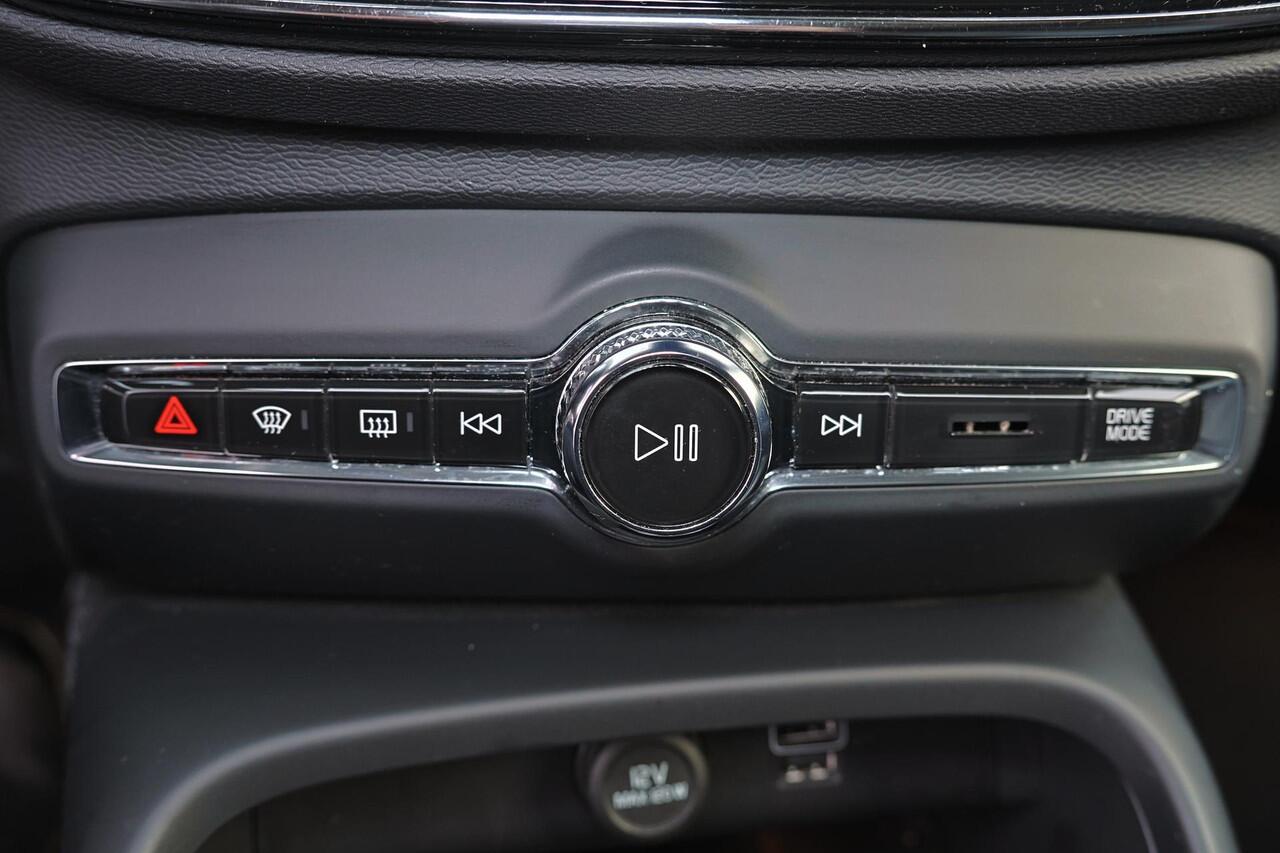 Volvo XC40 T5 Twin Engine Inscription - Panoramisch schuif-/ kanteldak - Cruise Control - Climate Control - Lederen bekleding - Verwarmbare voorstoelen - FULL LED koplampen - Draadloos telefoonlader - Parkeersensoren v/a - Parkeercamera - Alarm - Getint glas - BLIS 