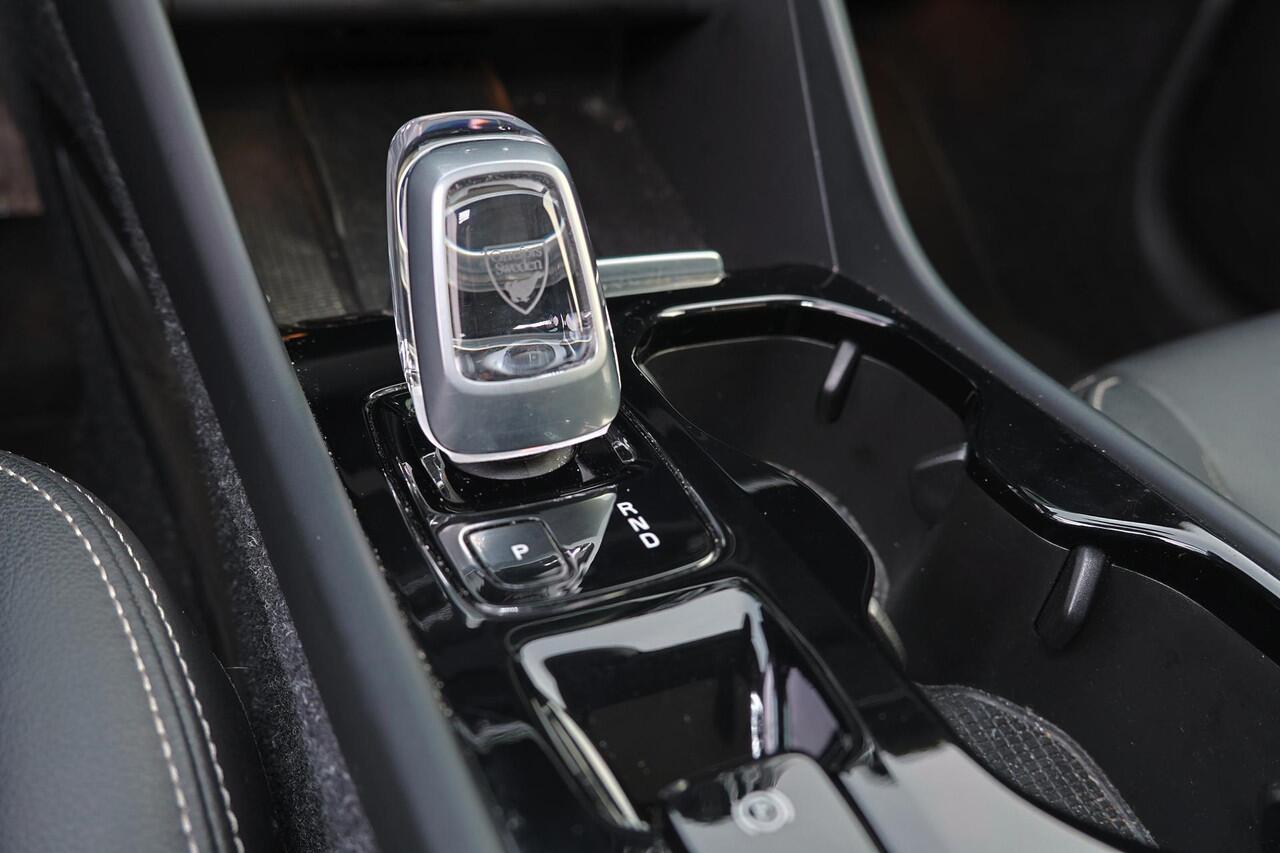 Volvo XC40 T5 Twin Engine Inscription - Panoramisch schuif-/ kanteldak - Cruise Control - Climate Control - Lederen bekleding - Verwarmbare voorstoelen - FULL LED koplampen - Draadloos telefoonlader - Parkeersensoren v/a - Parkeercamera - Alarm - Getint glas - BLIS 