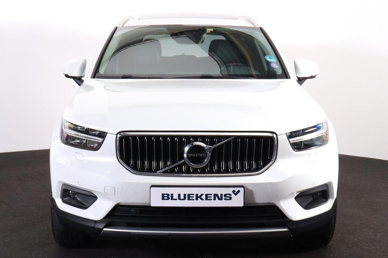 Volvo XC40 T5 Twin Engine Inscription - Panoramisch schuif-/ kanteldak - Cruise Control - Climate Control - Lederen bekleding - Verwarmbare voorstoelen - FULL LED koplampen - Draadloos telefoonlader - Parkeersensoren v/a - Parkeercamera - Alarm - Getint glas - BLIS 