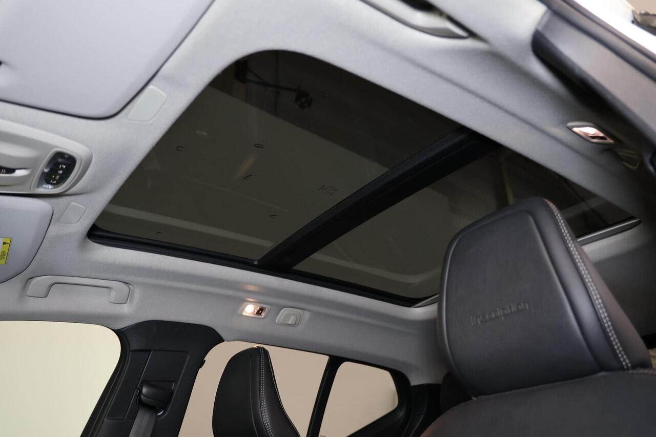 Volvo XC40 T5 Twin Engine Inscription - Panoramisch schuif-/ kanteldak - Cruise Control - Climate Control - Lederen bekleding - Verwarmbare voorstoelen - FULL LED koplampen - Draadloos telefoonlader - Parkeersensoren v/a - Parkeercamera - Alarm - Getint glas - BLIS 