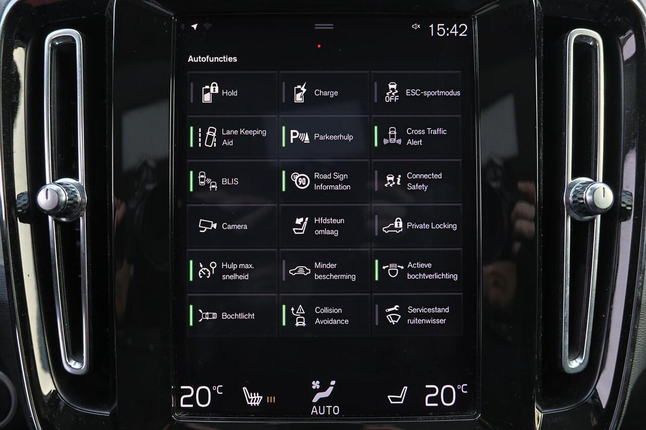 Volvo XC40 T5 Twin Engine Inscription - Panoramisch schuif-/ kanteldak - Cruise Control - Climate Control - Lederen bekleding - Verwarmbare voorstoelen - FULL LED koplampen - Draadloos telefoonlader - Parkeersensoren v/a - Parkeercamera - Alarm - Getint glas - BLIS 