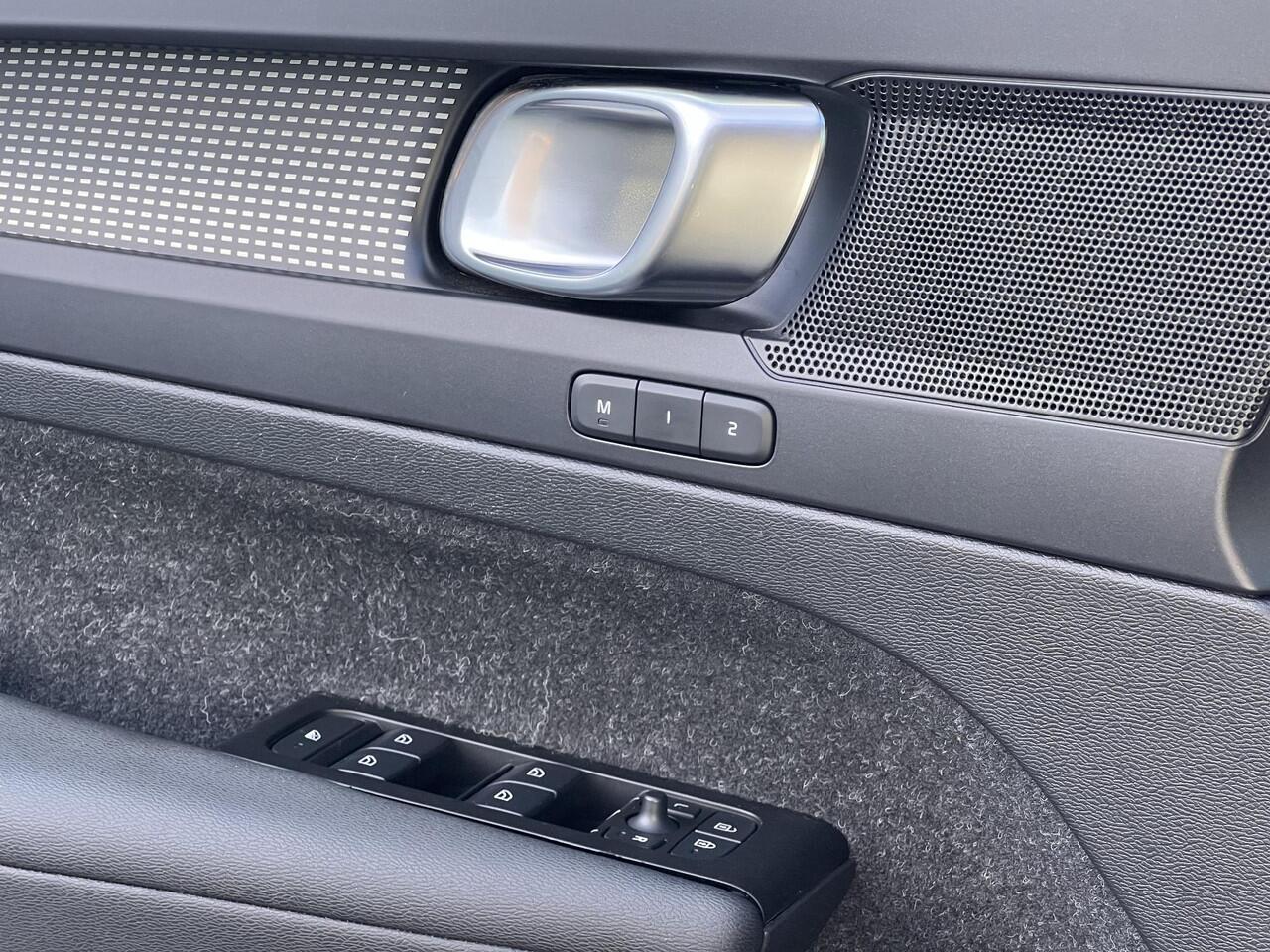 Volvo XC40 Recharge P8 AWD R-Design Automaat, Trekhaak semi elektrisch inklapbaar, Warmtepomp, Driver assist, BLIS, Adaptive cruise, Stoelverwarming voor- en achter, Stuurverwarming, Elektrisch verstelbare stoelen