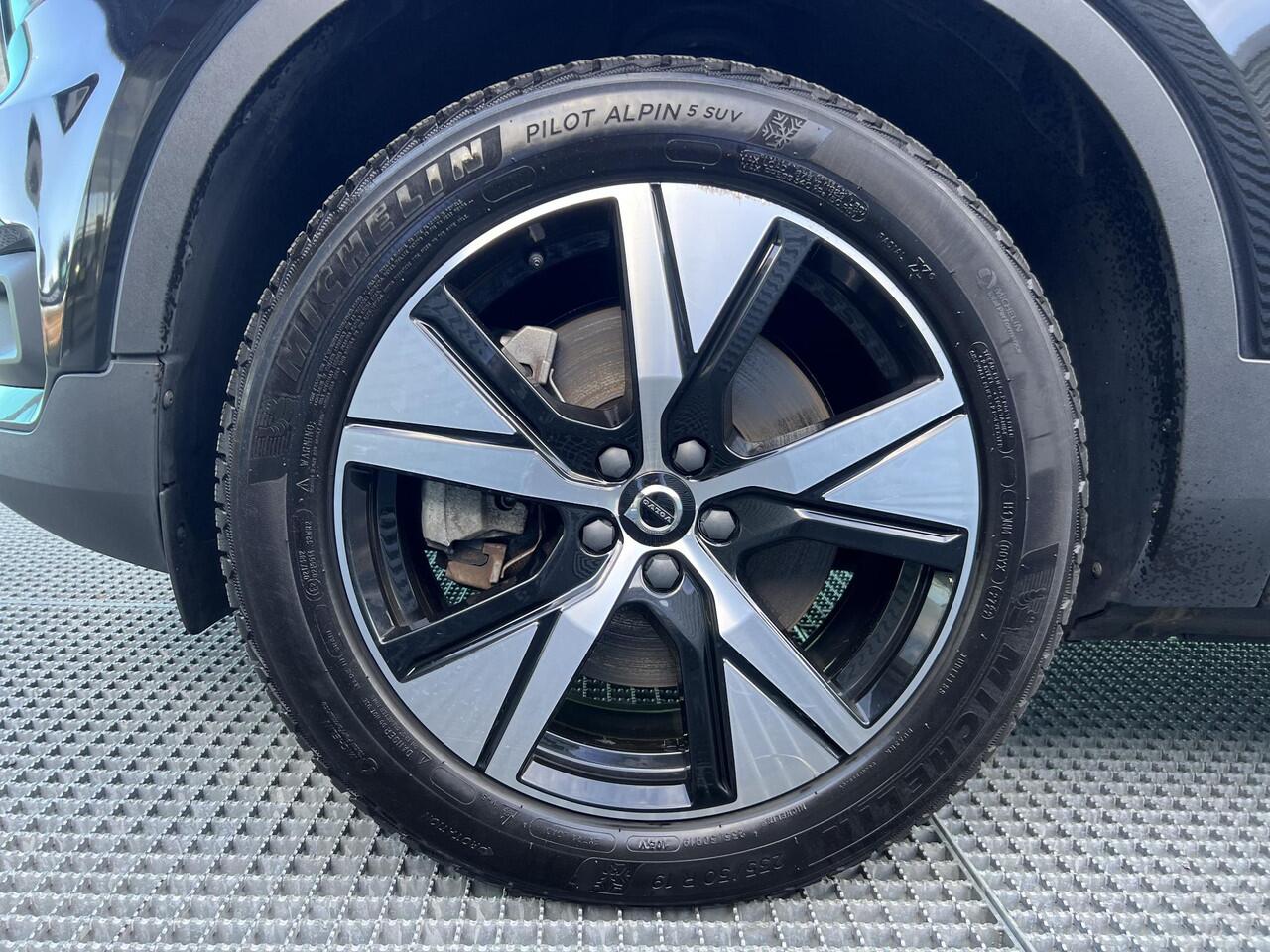 Volvo XC40 Recharge P8 AWD R-Design Automaat, Trekhaak semi elektrisch inklapbaar, Warmtepomp, Driver assist, BLIS, Adaptive cruise, Stoelverwarming voor- en achter, Stuurverwarming, Elektrisch verstelbare stoelen