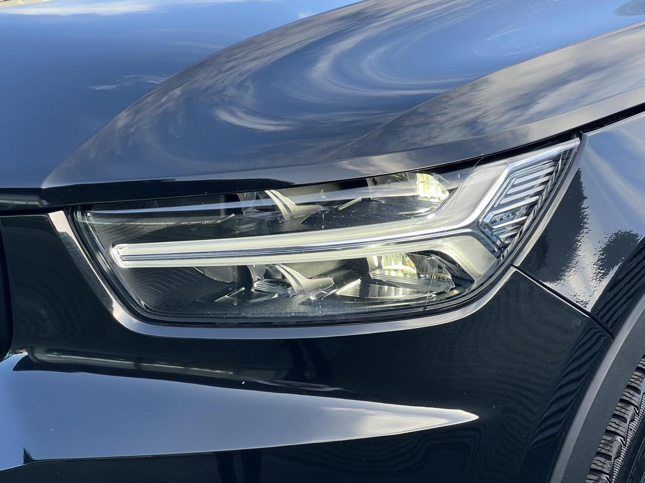 Volvo XC40 Recharge P8 AWD R-Design Automaat, Trekhaak semi elektrisch inklapbaar, Warmtepomp, Driver assist, BLIS, Adaptive cruise, Stoelverwarming voor- en achter, Stuurverwarming, Elektrisch verstelbare stoelen