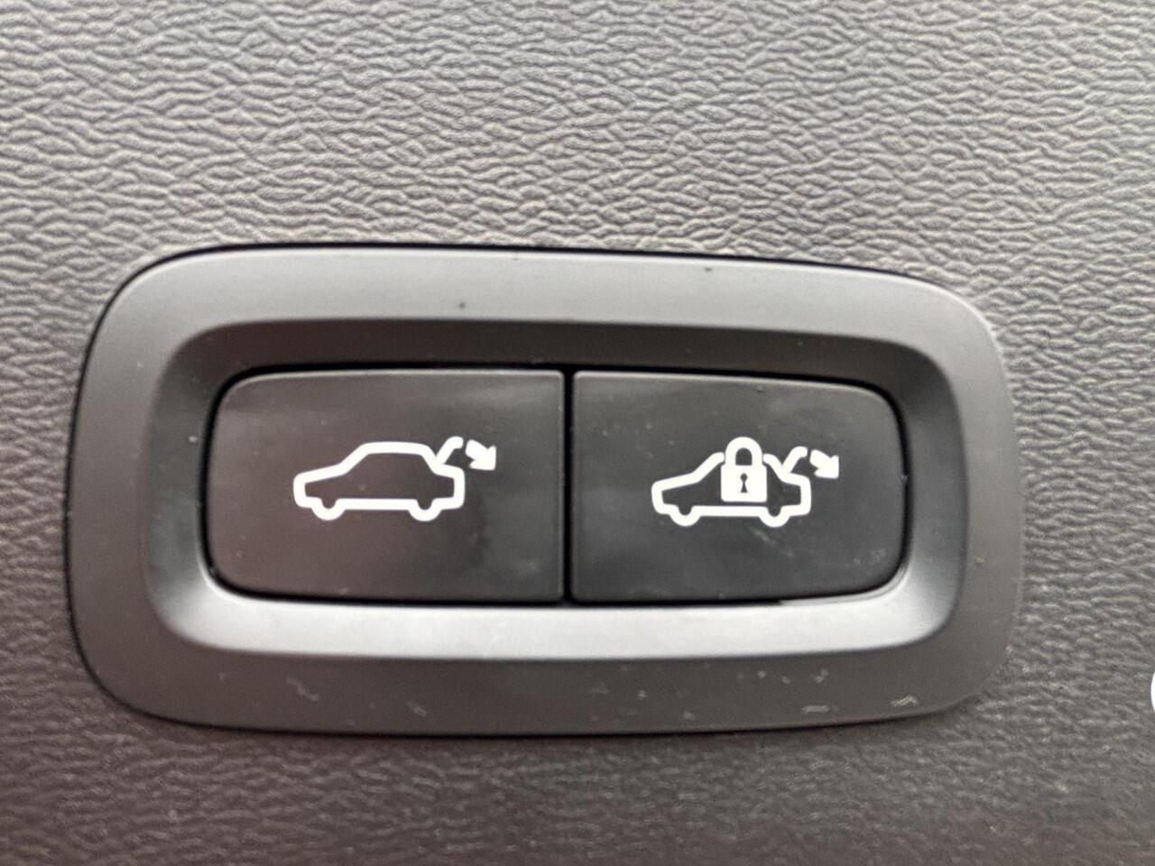 Volvo XC40 1.5 T5 Recharge R-Design / rood Leder / 360 camera / Pan. dak / Trekhaak / Allseason / Elekt stoel. /