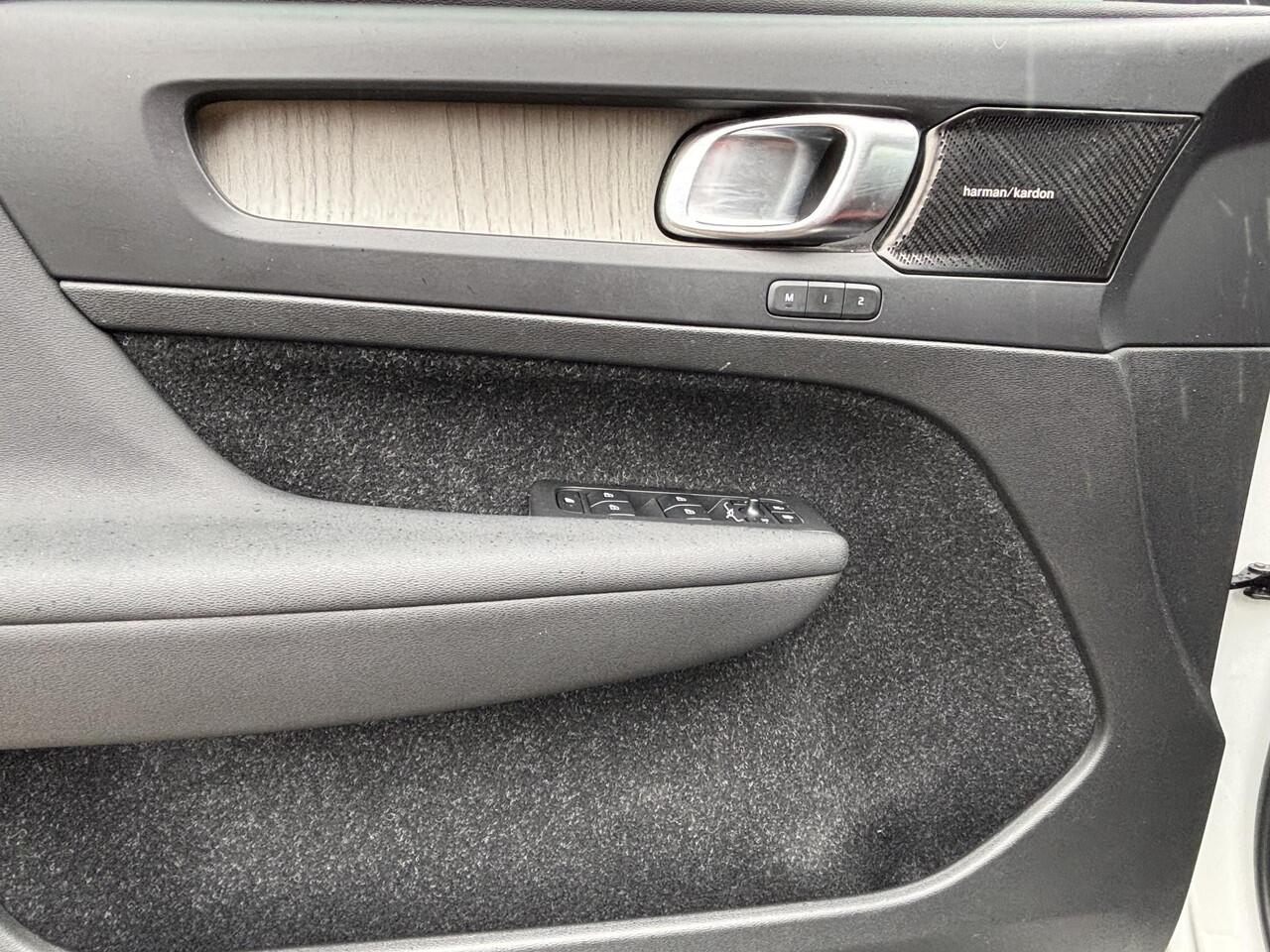 Volvo XC40 1.5 T5 Recharge R-Design / rood Leder / 360 camera / Pan. dak / Trekhaak / Allseason / Elekt stoel. /