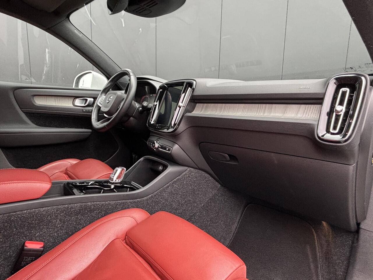 Volvo XC40 1.5 T5 Recharge R-Design / rood Leder / 360 camera / Pan. dak / Trekhaak / Allseason / Elekt stoel. /