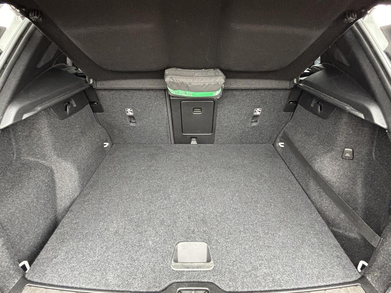 Volvo XC40 1.5 T5 Recharge R-Design / rood Leder / 360 camera / Pan. dak / Trekhaak / Allseason / Elekt stoel. /