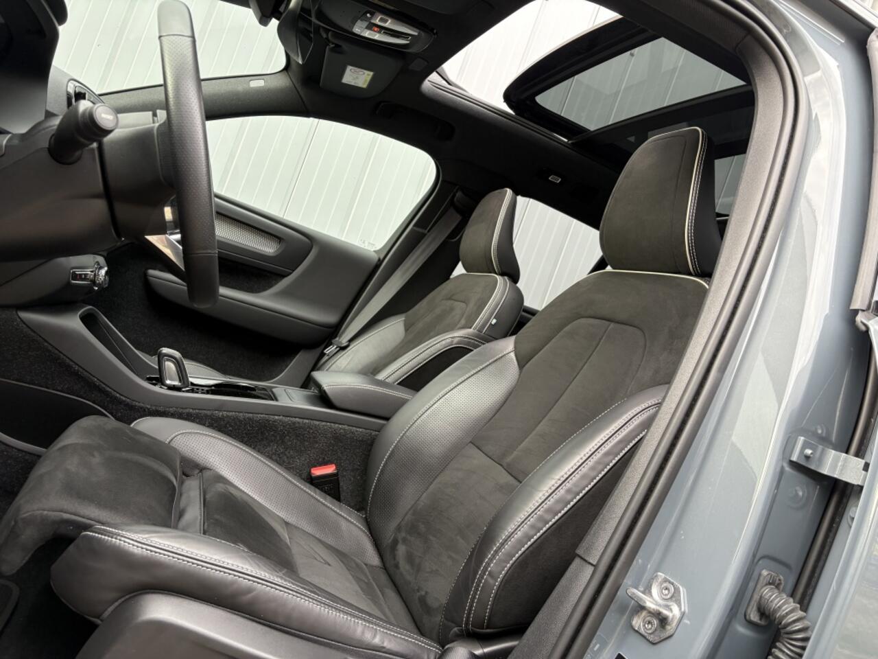 Volvo XC40 RECHARGE P8 AWD R-DESIGN SOH94% PANODAK