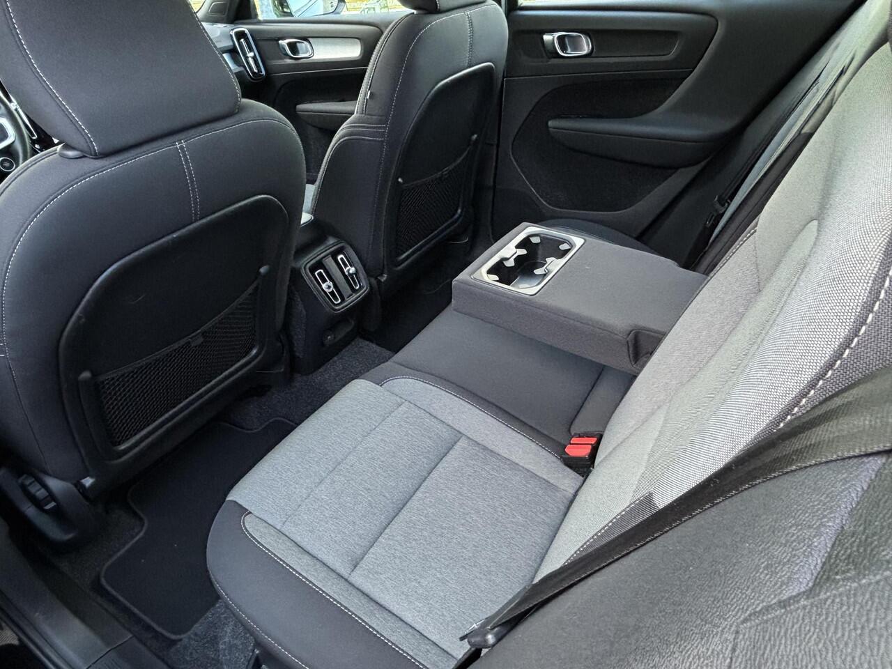 Volvo XC40 1.5 T2 Business Pro / Trekhaak / Pano. dak / ACC / Keyless / Carplay / Android Auto / Stoel+stuur verwarming / Camera achter /