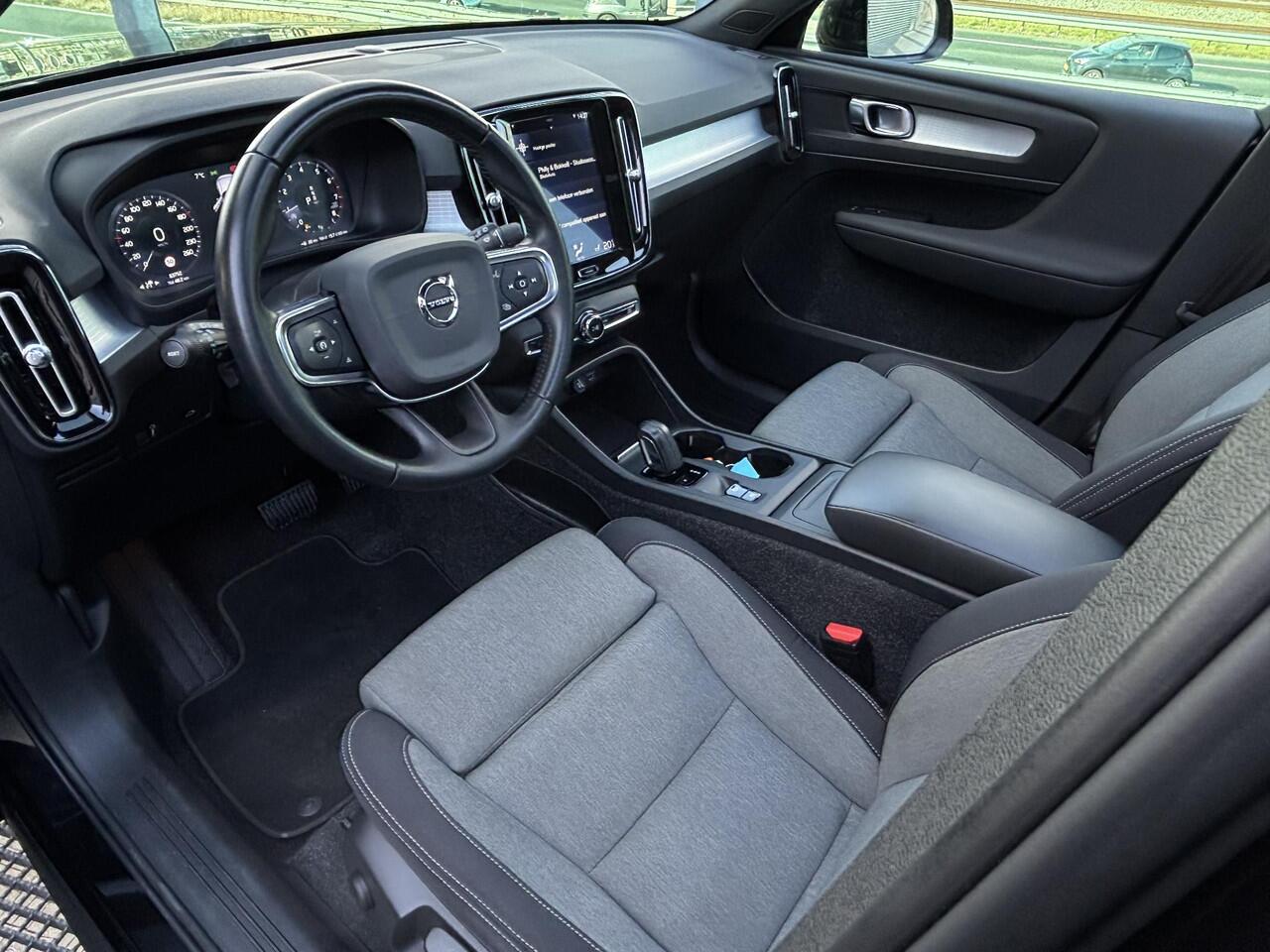 Volvo XC40 1.5 T2 Business Pro / Trekhaak / Pano. dak / ACC / Keyless / Carplay / Android Auto / Stoel+stuur verwarming / Camera achter /