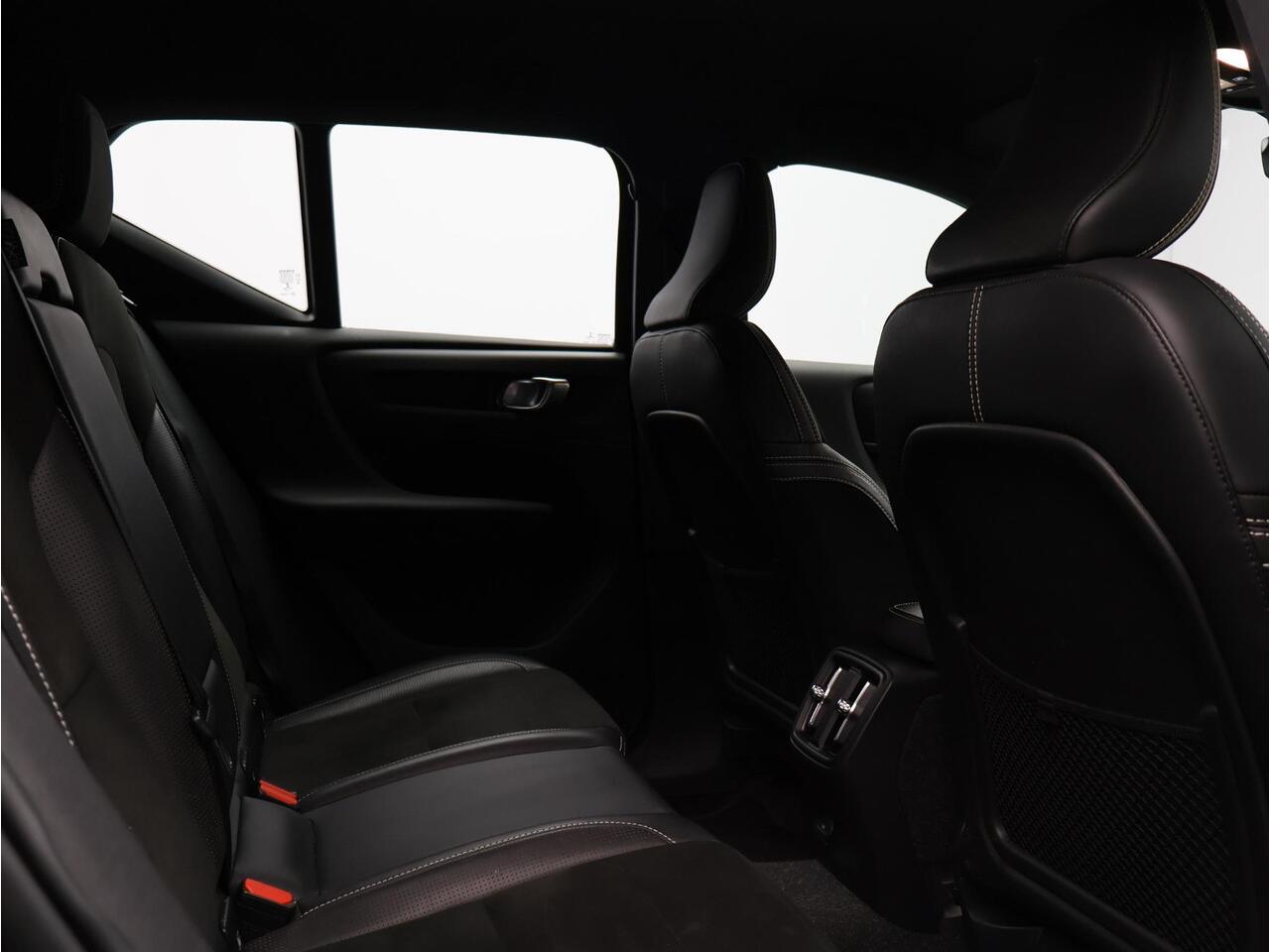 Volvo XC40 Recharge P8 AWD R-Design / Trekhaak / 360 camera / Stoel+stuur+voorruitverwarming