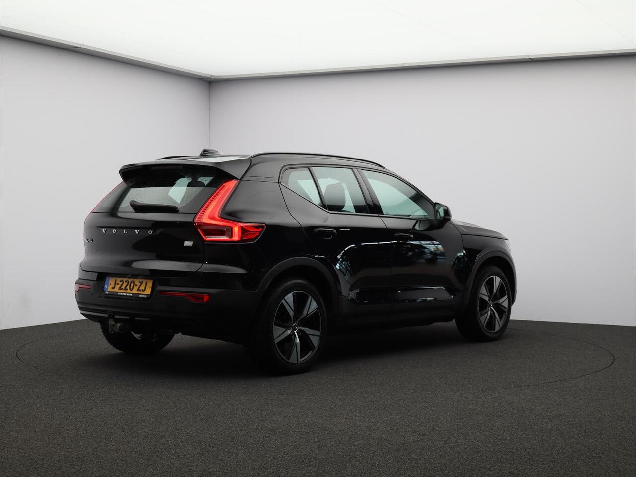 Volvo XC40 Recharge P8 AWD R-Design / Trekhaak / 360 camera / Stoel+stuur+voorruitverwarming