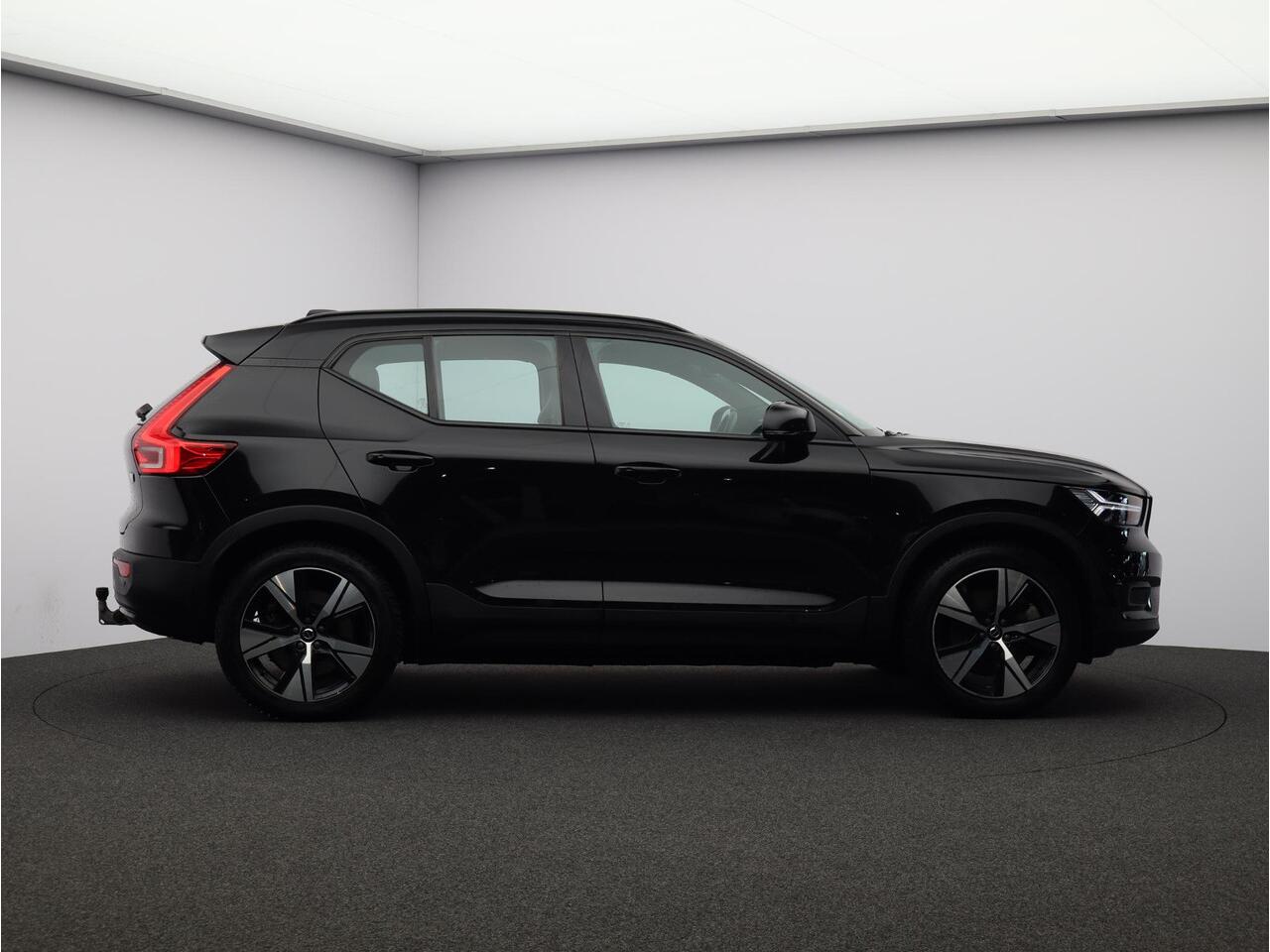 Volvo XC40 Recharge P8 AWD R-Design / Trekhaak / 360 camera / Stoel+stuur+voorruitverwarming