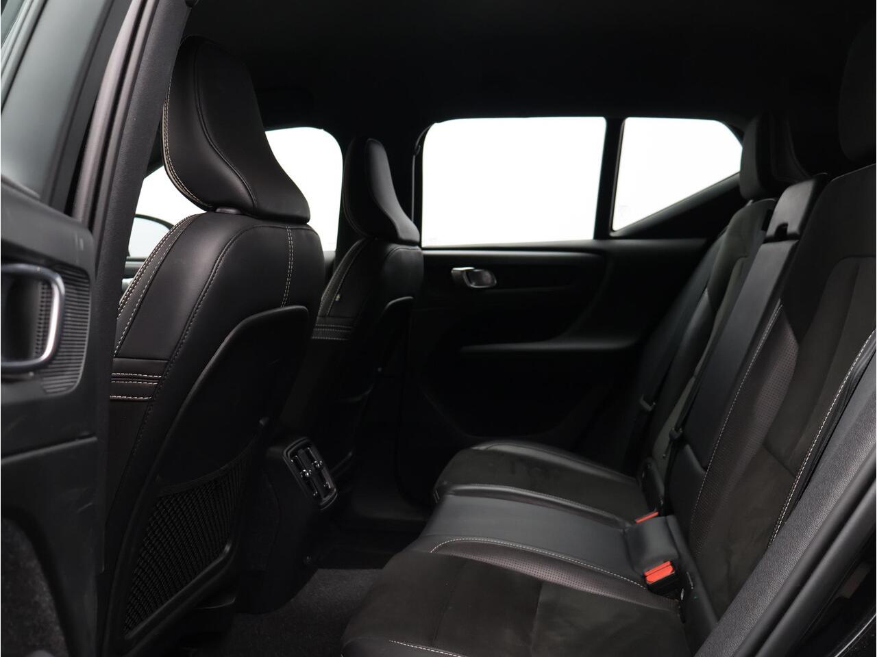 Volvo XC40 Recharge P8 AWD R-Design / Trekhaak / 360 camera / Stoel+stuur+voorruitverwarming