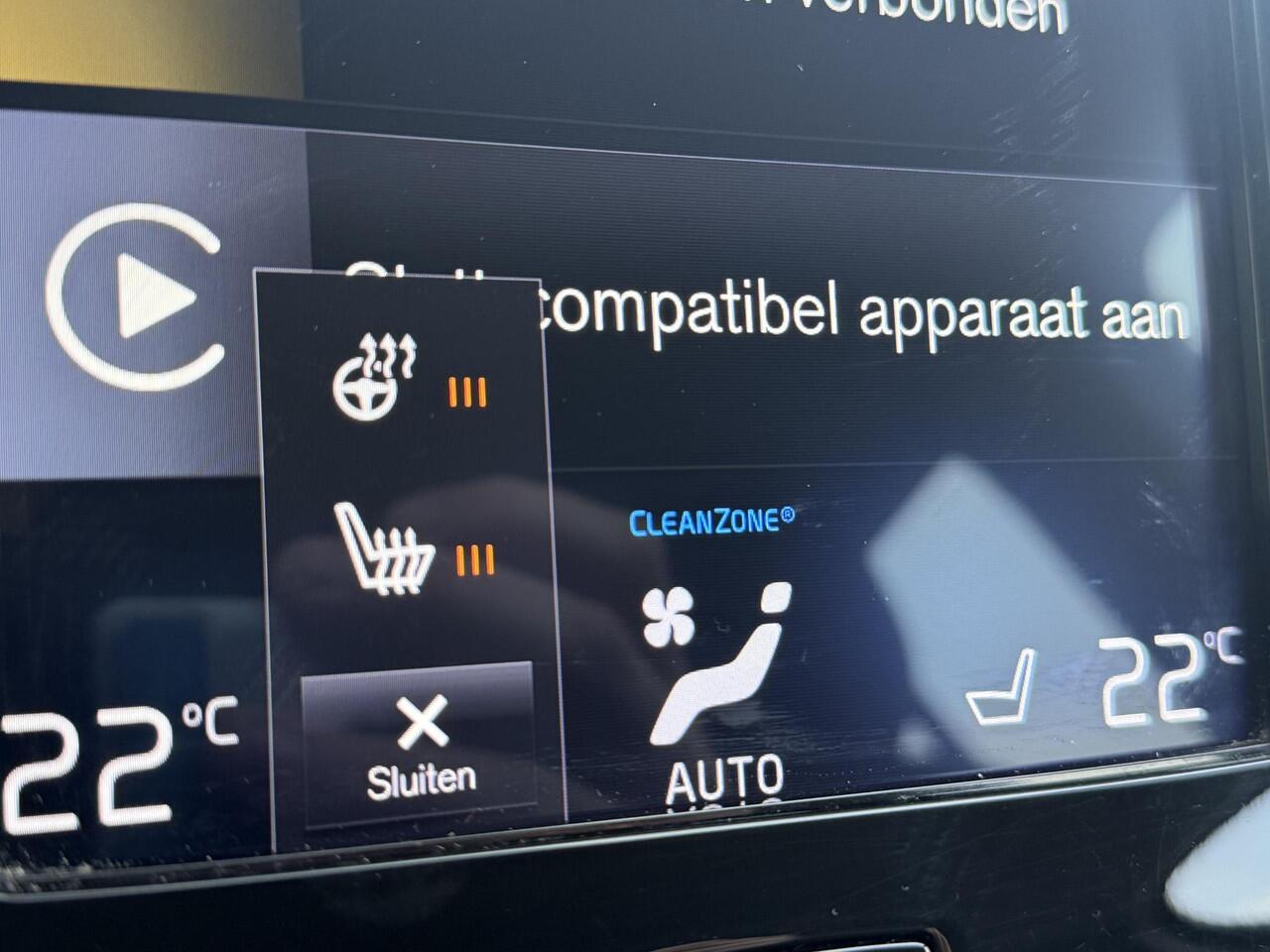 Volvo XC40 2.0 B4 Business Pro LED | verwarmde voorstoelen | Stuurwiel verwarming | lederen bekleding | 360 graden camera | elektrische achter klep | Adaptieve cruise control | Volvo On Call | All Season banden |