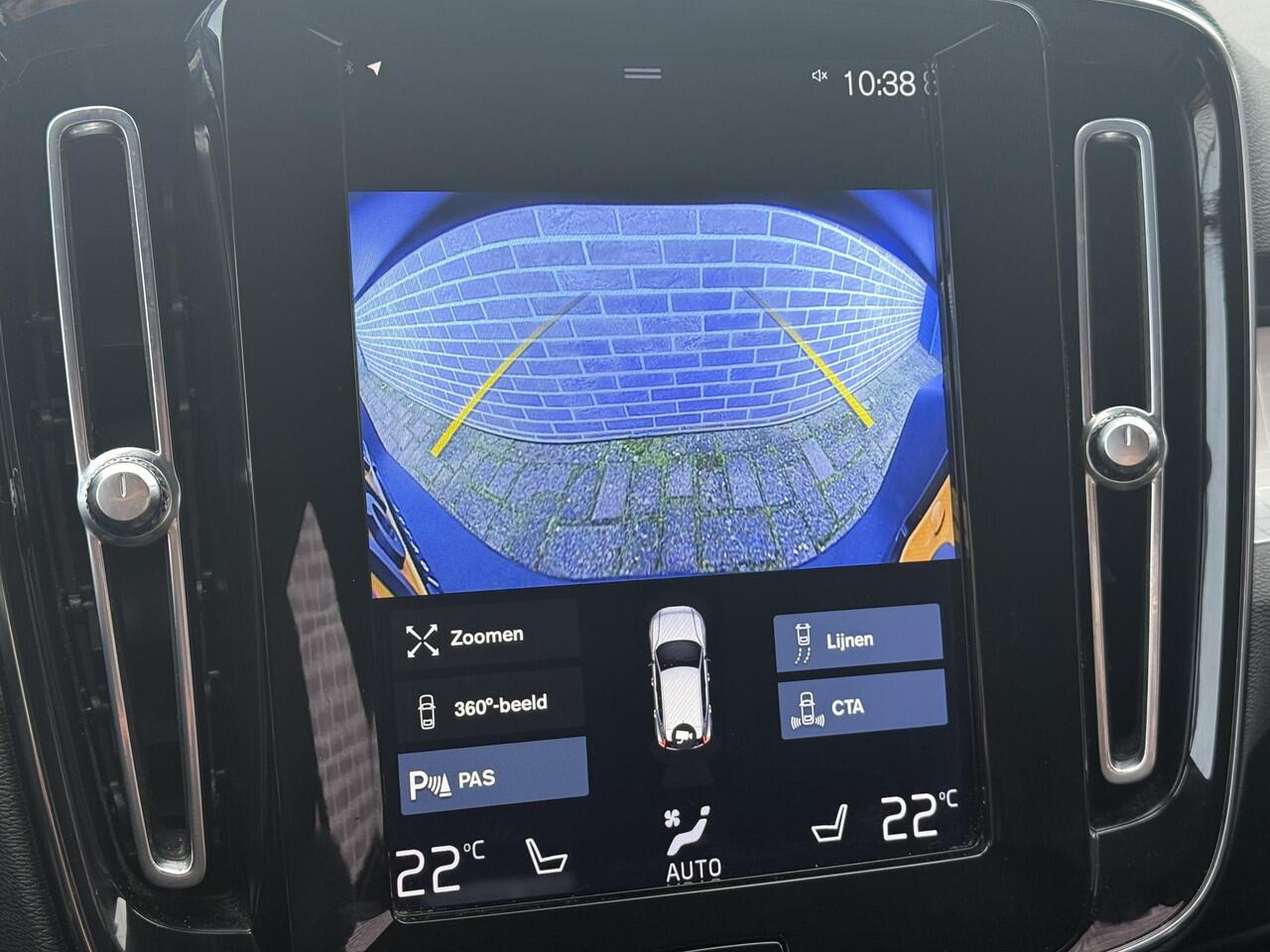 Volvo XC40 2.0 B4 Business Pro LED | verwarmde voorstoelen | Stuurwiel verwarming | lederen bekleding | 360 graden camera | elektrische achter klep | Adaptieve cruise control | Volvo On Call | All Season banden |