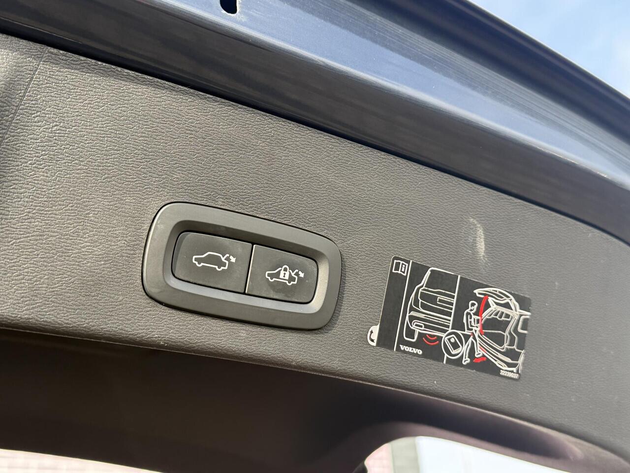 Volvo XC40 2.0 B4 Business Pro LED | verwarmde voorstoelen | Stuurwiel verwarming | lederen bekleding | 360 graden camera | elektrische achter klep | Adaptieve cruise control | Volvo On Call | All Season banden |