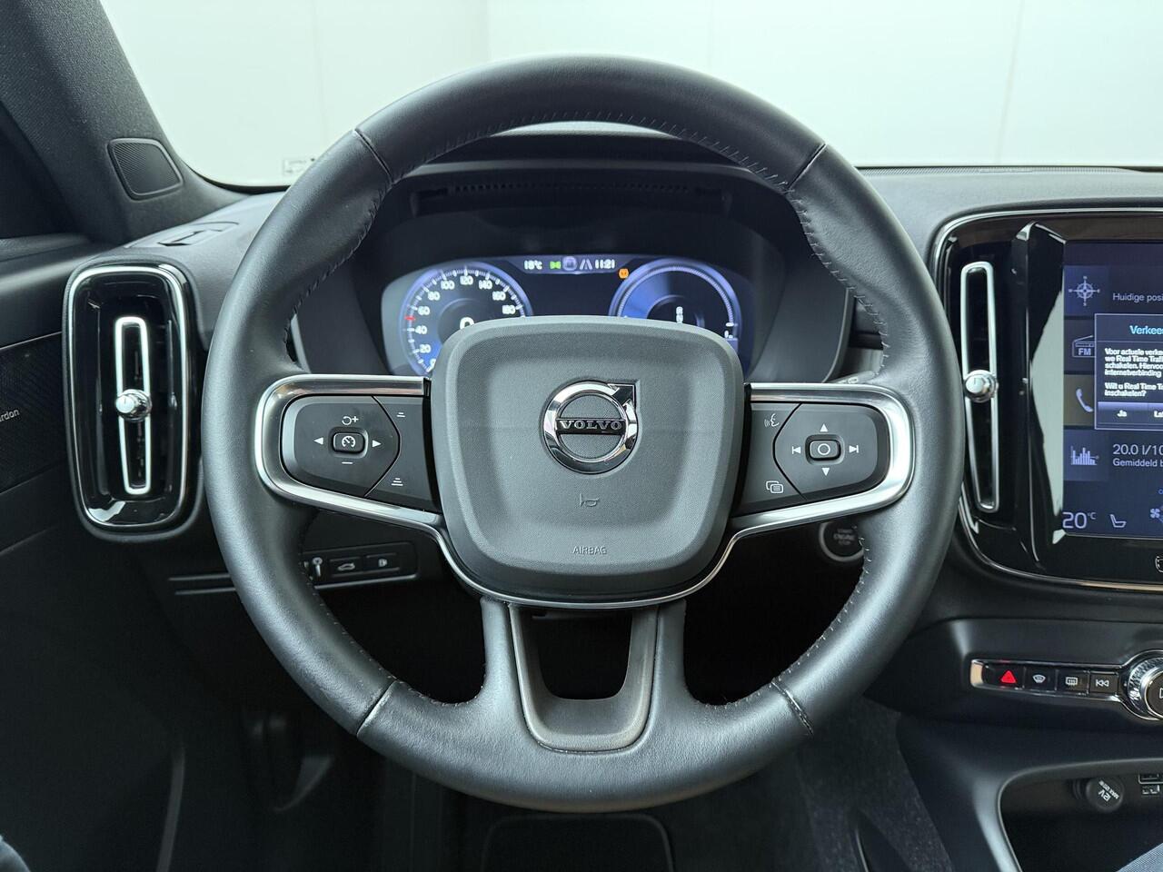 Volvo XC40 1.5 T5 Recharge Inscription | 262 PK | Automaat | Panoramadak | Verwarmde voorstoelen | Led verlichting | Dode hoek detectie |