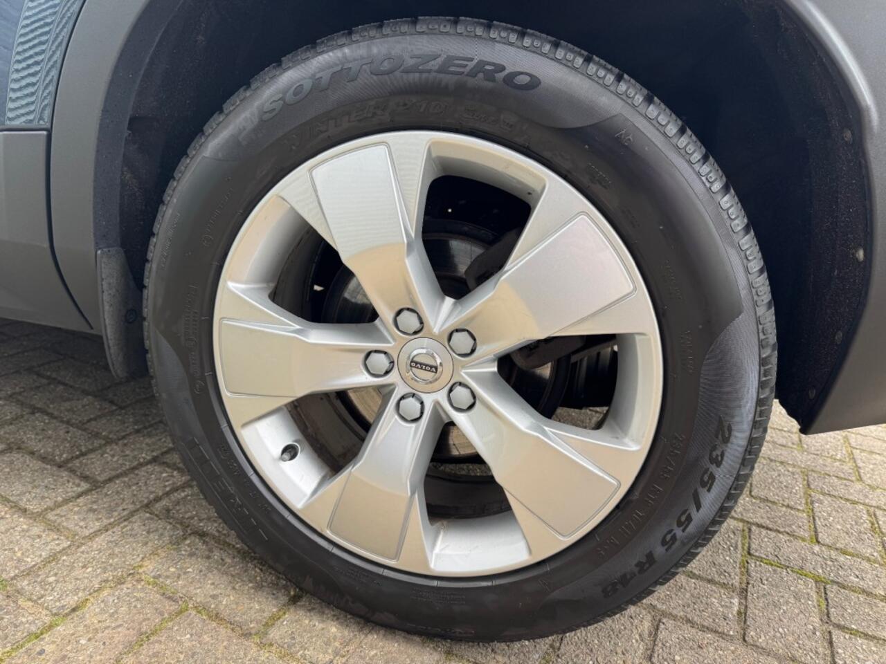 Volvo XC40 1.5 T3 Momentum Pro 163pk + Camera. + Chroom+ Led + Navi + 18inch Lmv - 12/2020