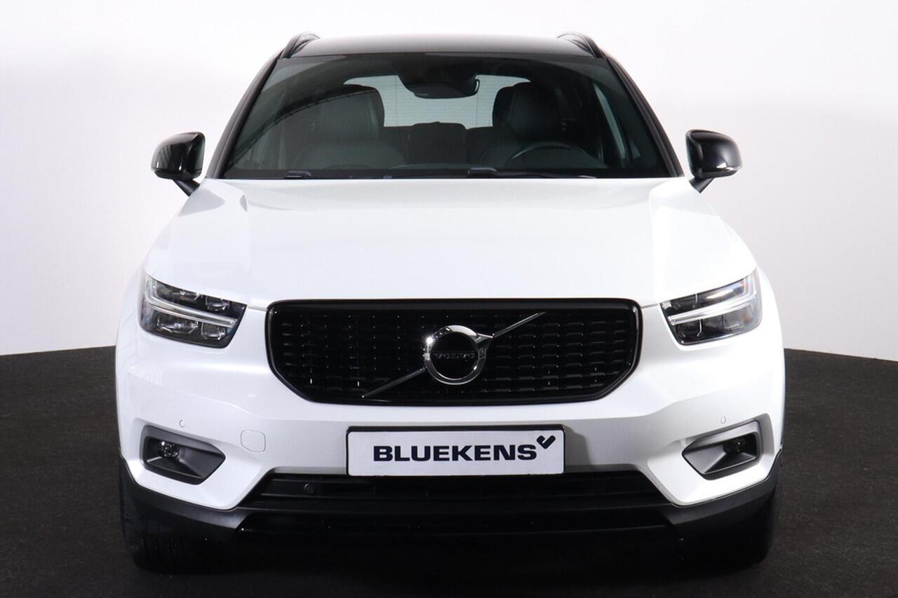 Volvo XC40 B4 R-Design - IntelliSafe Assist & Surround - Camera achter - Parkeerverwarming - Verwarmde voorstoelen, achterbank & stuur - Parkeersensoren voor & achter - Extra getint glas -