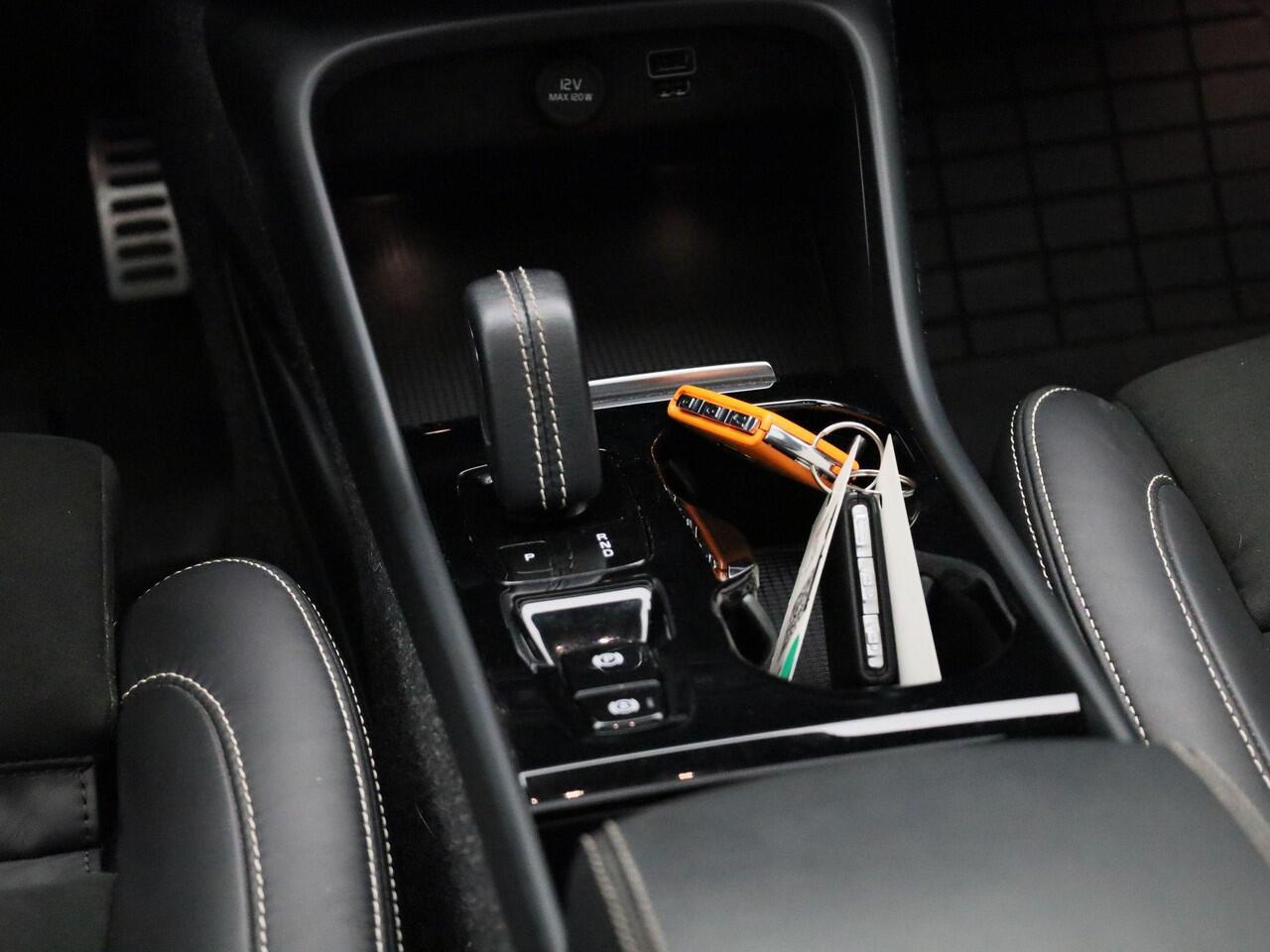 Volvo XC40 T5 Recharge R-Design | Panoramadak | Harman/Kardon | 360 camera | Memorystoelen | Alcantara |