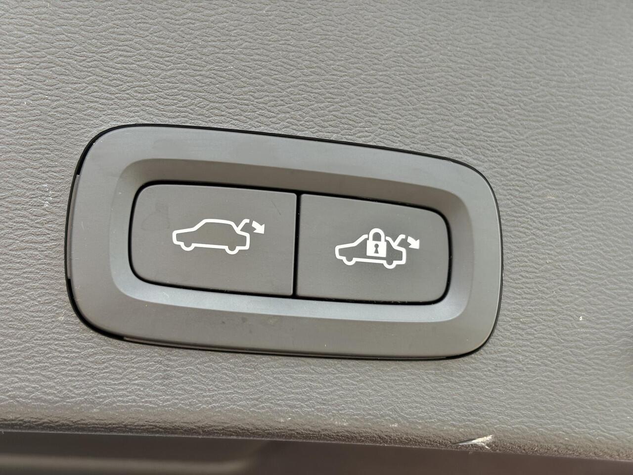 Volvo XC40 1.5 T2 Momentum Business | Leder | Keyless entry | Elektrische achterklep | Adaptieve Cruise controle | Parkeersensoren V+A |