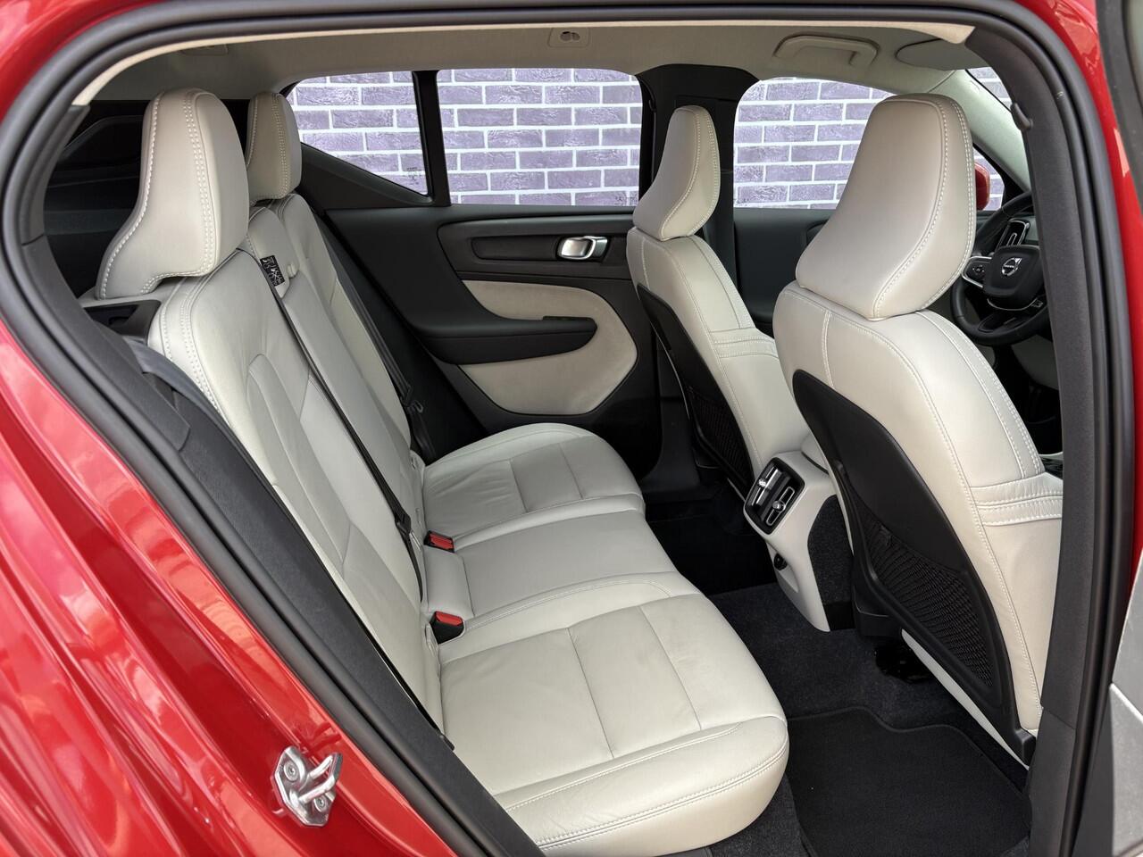 Volvo XC40 1.5 T2 Momentum Business | Leder | Keyless entry | Elektrische achterklep | Adaptieve Cruise controle | Parkeersensoren V+A |