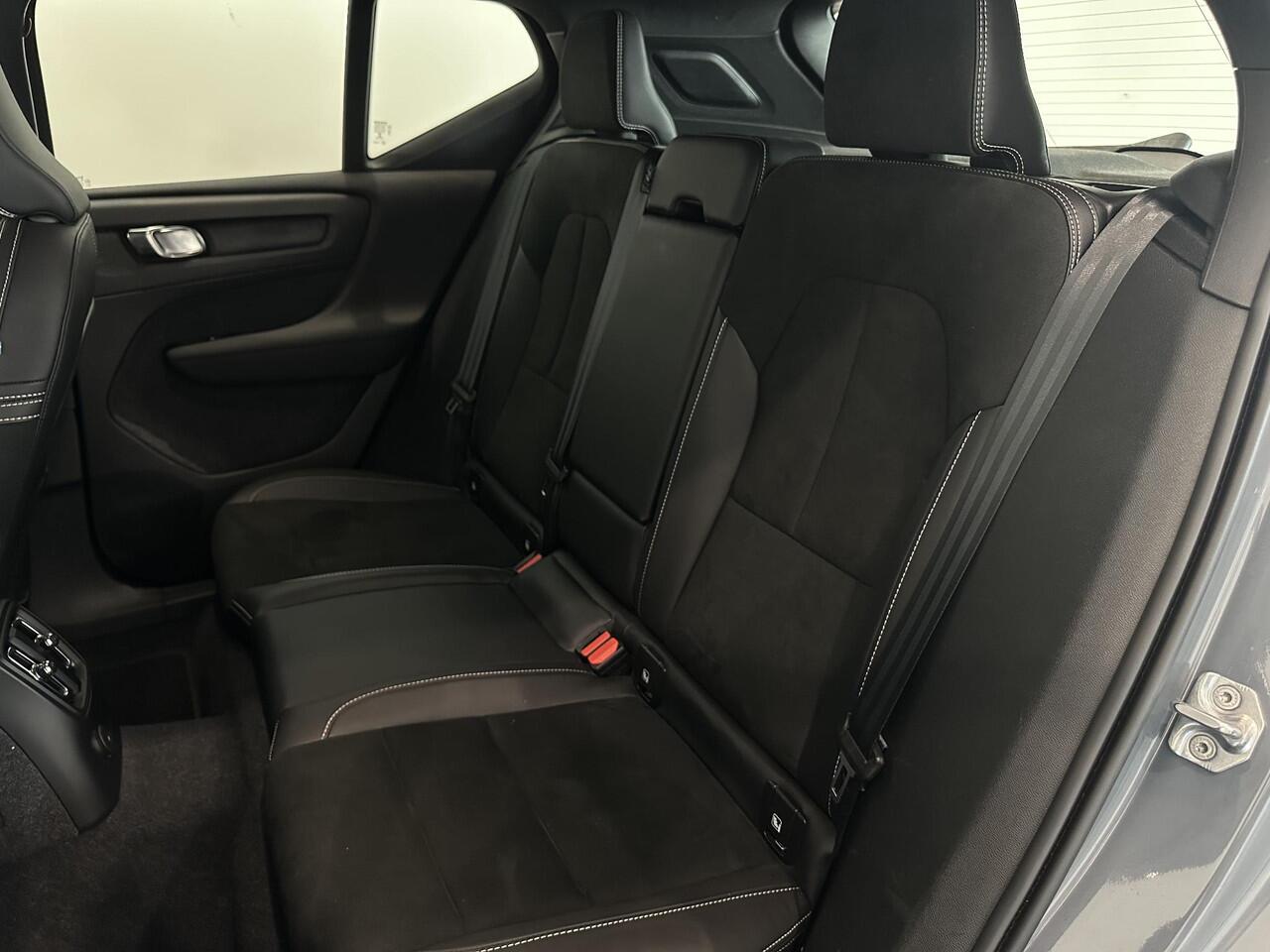 Volvo XC40 1.5 T4 Recharge R-Design | Navigatie | Climate Control | Cruise Control | Lichtmetalen velgen 18" | Apple Carplay/Android Auto | 1e eigenaar!