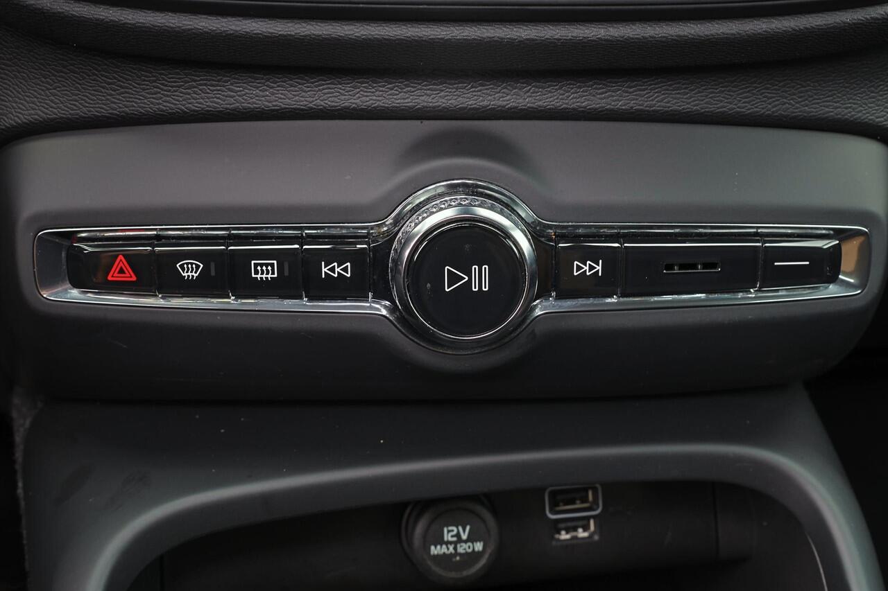 Volvo XC40 T2 Momentum Core - AUTOMAAT - LED-koplampen - Sensus navigatie - Cruise Control - Climate Control