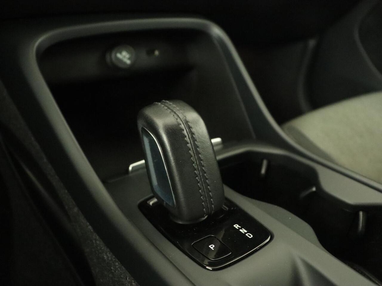 Volvo XC40 1.5 T4 Recharge Inscription Expression | Trekhaak | Carplay | Navigatie | Climate control | Parkeerhulp | Cruise control | Full LED | PHEV | Plug In