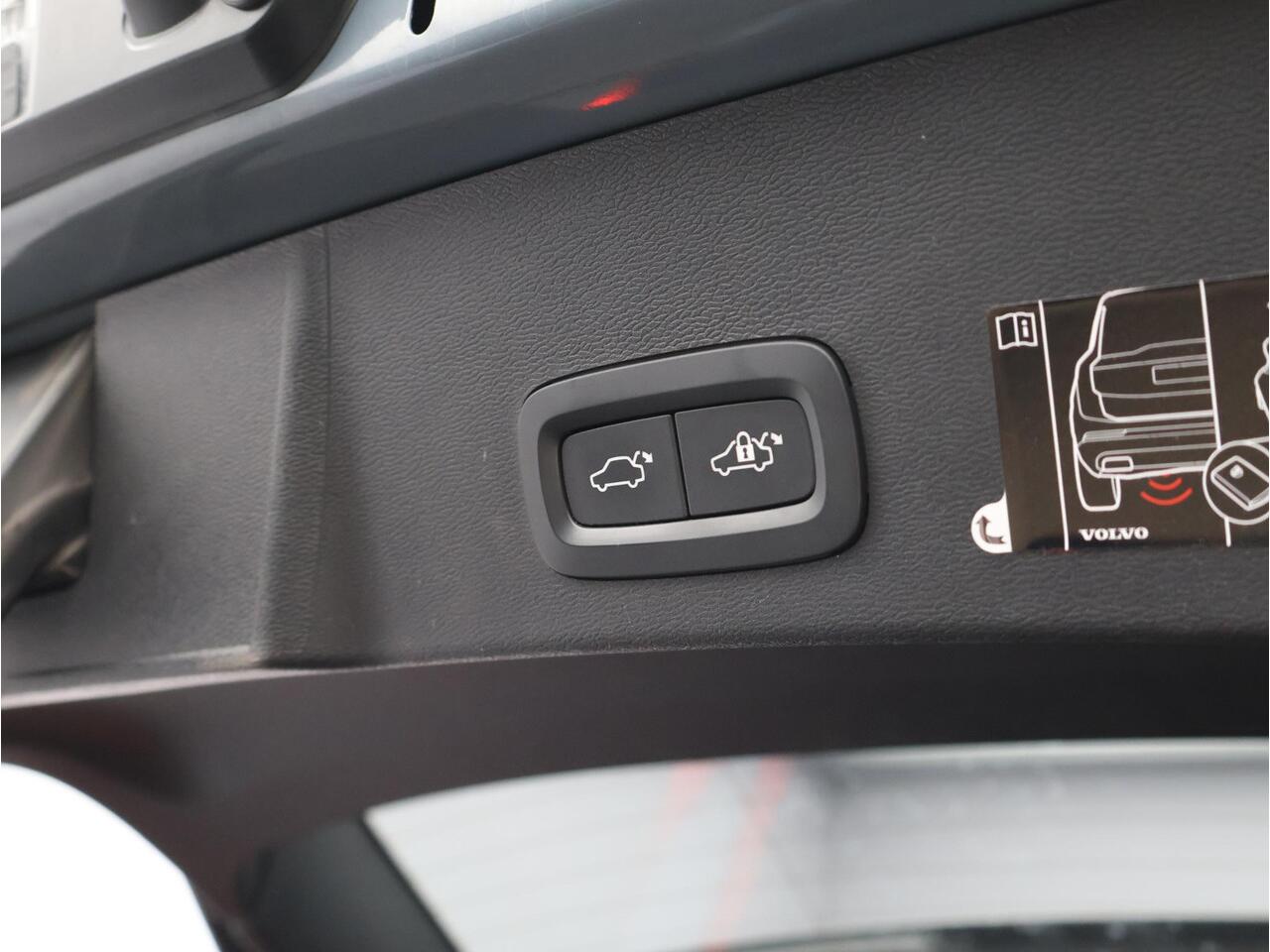 Volvo XC40 T5 Recharge R-Design / Trekhaak / Adapt. cruise / Elektr. bed. stoelen / Full led / Keyless / Stoel+stuurwielverwarming