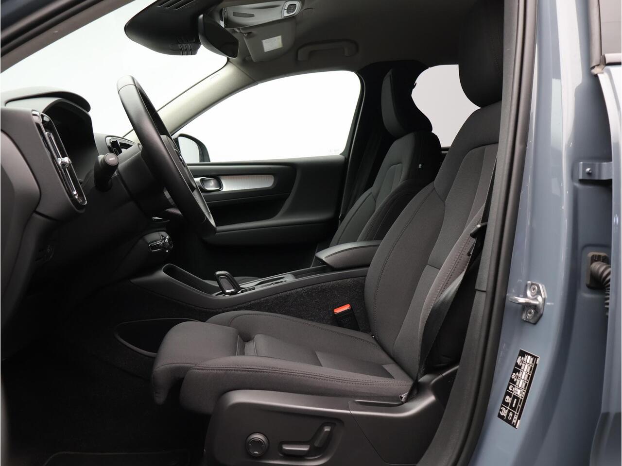 Volvo XC40 T5 Recharge R-Design / Trekhaak / Adapt. cruise / Elektr. bed. stoelen / Full led / Keyless / Stoel+stuurwielverwarming