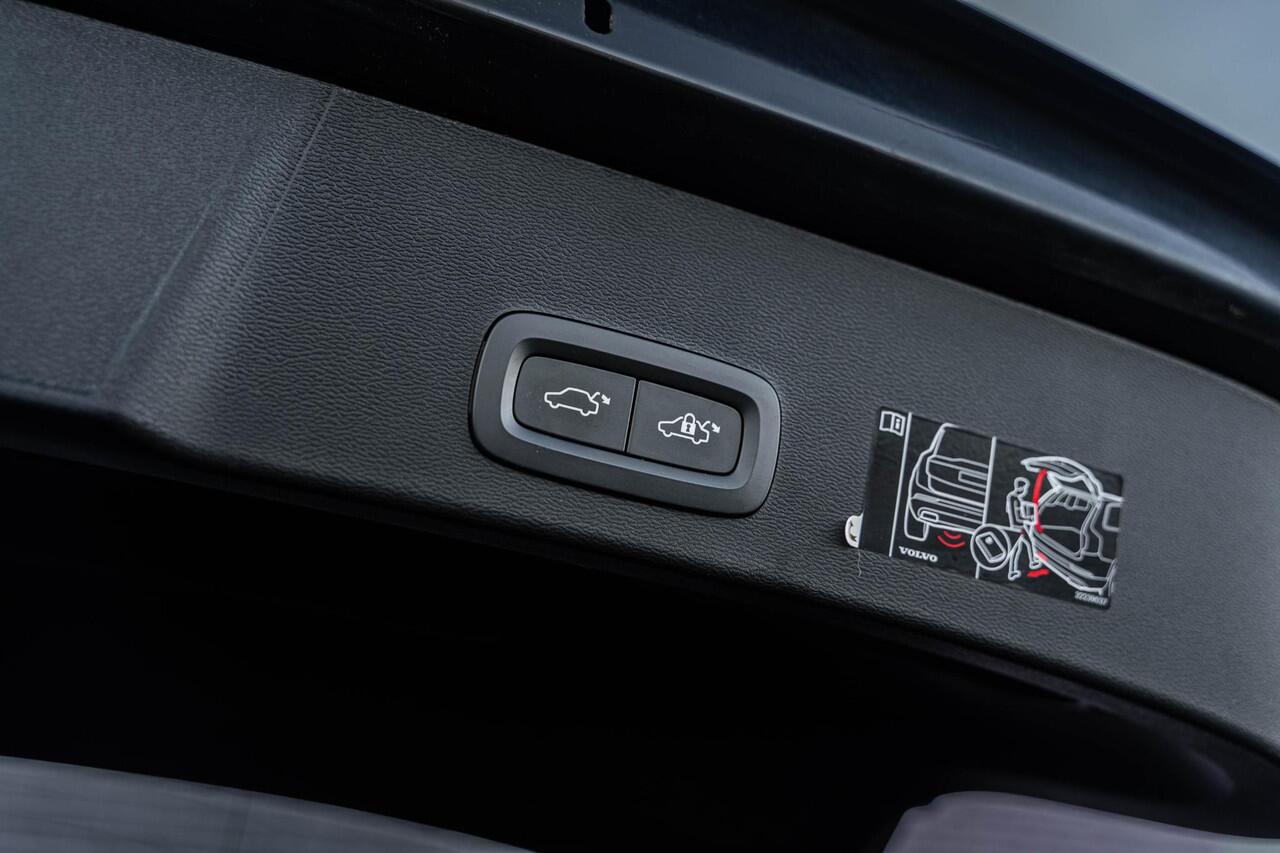 Volvo XC40 Recharge Twin Pro | Schuif-/kanteldak | Trekhaak | Stoel-/Stuurverwarming | Power Seats | Harman Kardon Audio | 360 camera | Keyless Entry | DAB |