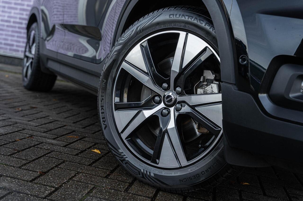 Volvo XC40 Recharge Twin Pro | Schuif-/kanteldak | Trekhaak | Stoel-/Stuurverwarming | Power Seats | Harman Kardon Audio | 360 camera | Keyless Entry | DAB |
