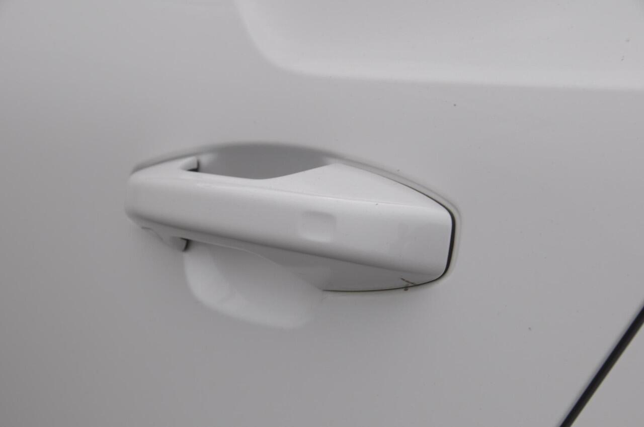 Volvo XC40 T5 262PK Automaat Recharge R-Design / BLIS / Stoel - en stuurwielverwarming / Leder met alcantara interieur / Parkeersensoren met 360 camera / Keyless entry / Elektrische stoelen met geheugen / Panoramadak / Harman kardon