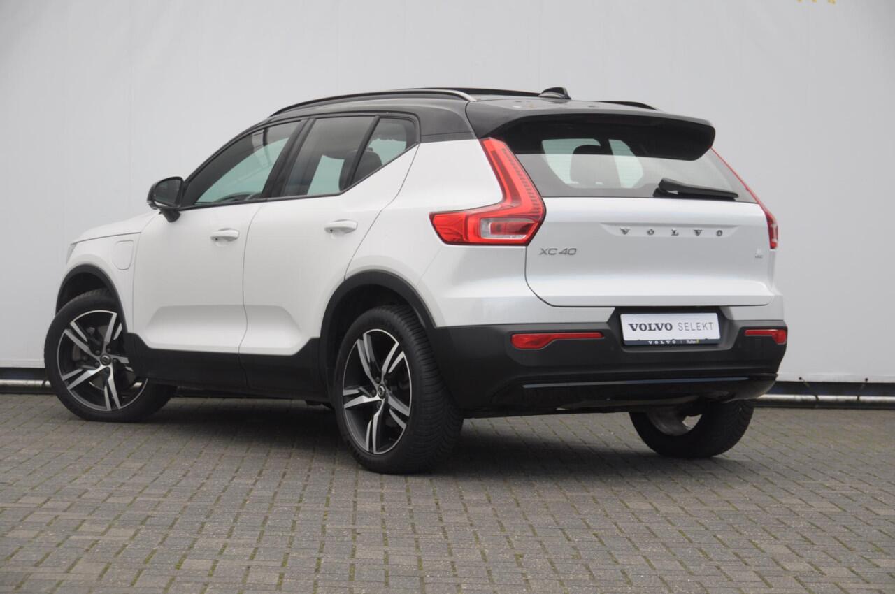 Volvo XC40 T5 262PK Automaat Recharge R-Design / BLIS / Stoel - en stuurwielverwarming / Leder met alcantara interieur / Parkeersensoren met 360 camera / Keyless entry / Elektrische stoelen met geheugen / Panoramadak / Harman kardon