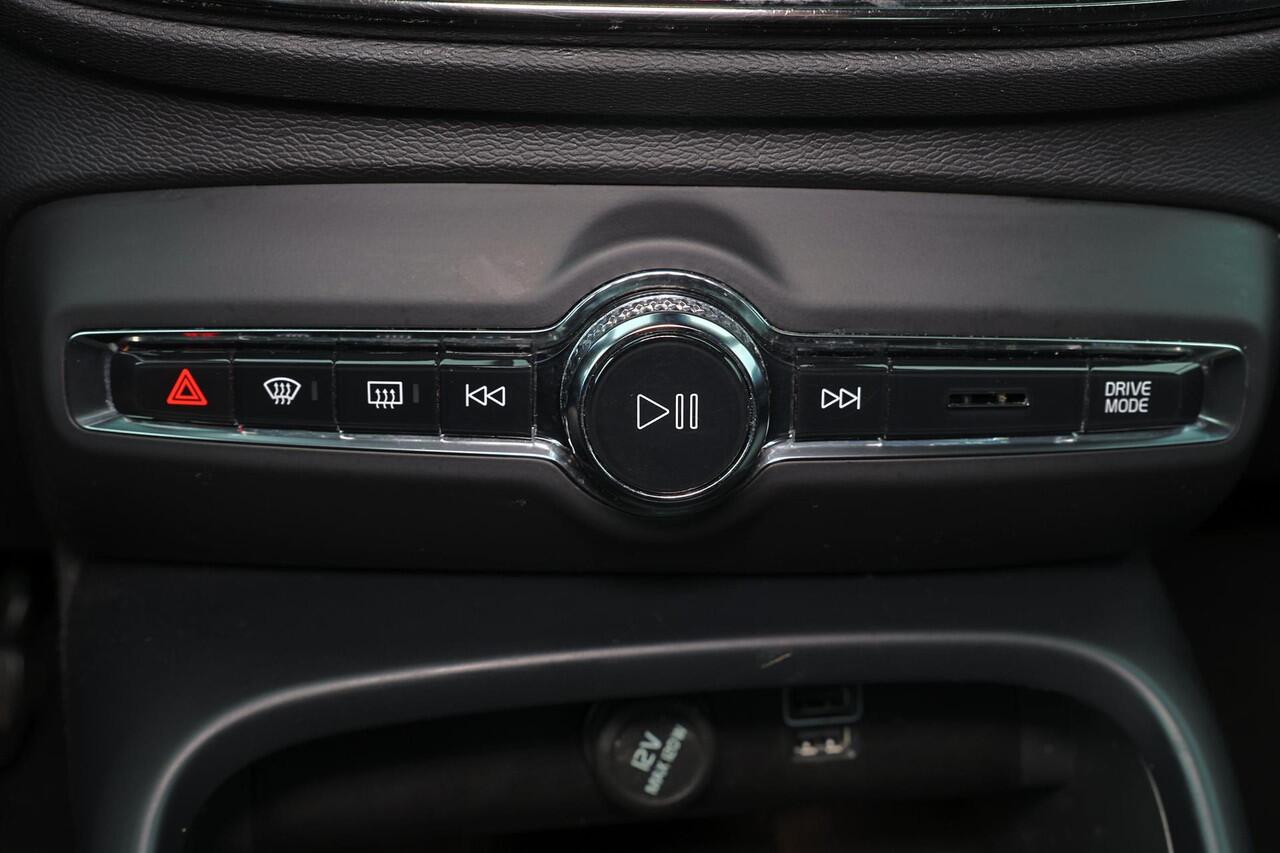 Volvo XC40 T5 Recharge Inscription - IntelliSafe Assist - Adaptieve LED koplampen - Parkeercamera achter - Verwarmde voorstoelen & stuur - Parkeersensoren voor & achter - Draadloze tel. lader - Extra getint glas - Elektr. inklapbare trekhaak - 19' LMV