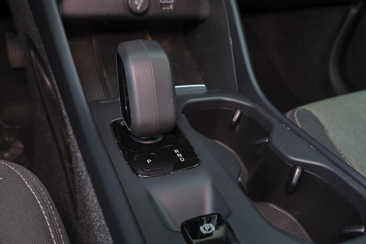 Volvo XC40 T5 Recharge Inscription - IntelliSafe Assist - Adaptieve LED koplampen - Parkeercamera achter - Verwarmde voorstoelen & stuur - Parkeersensoren voor & achter - Draadloze tel. lader - Extra getint glas - Elektr. inklapbare trekhaak - 19' LMV