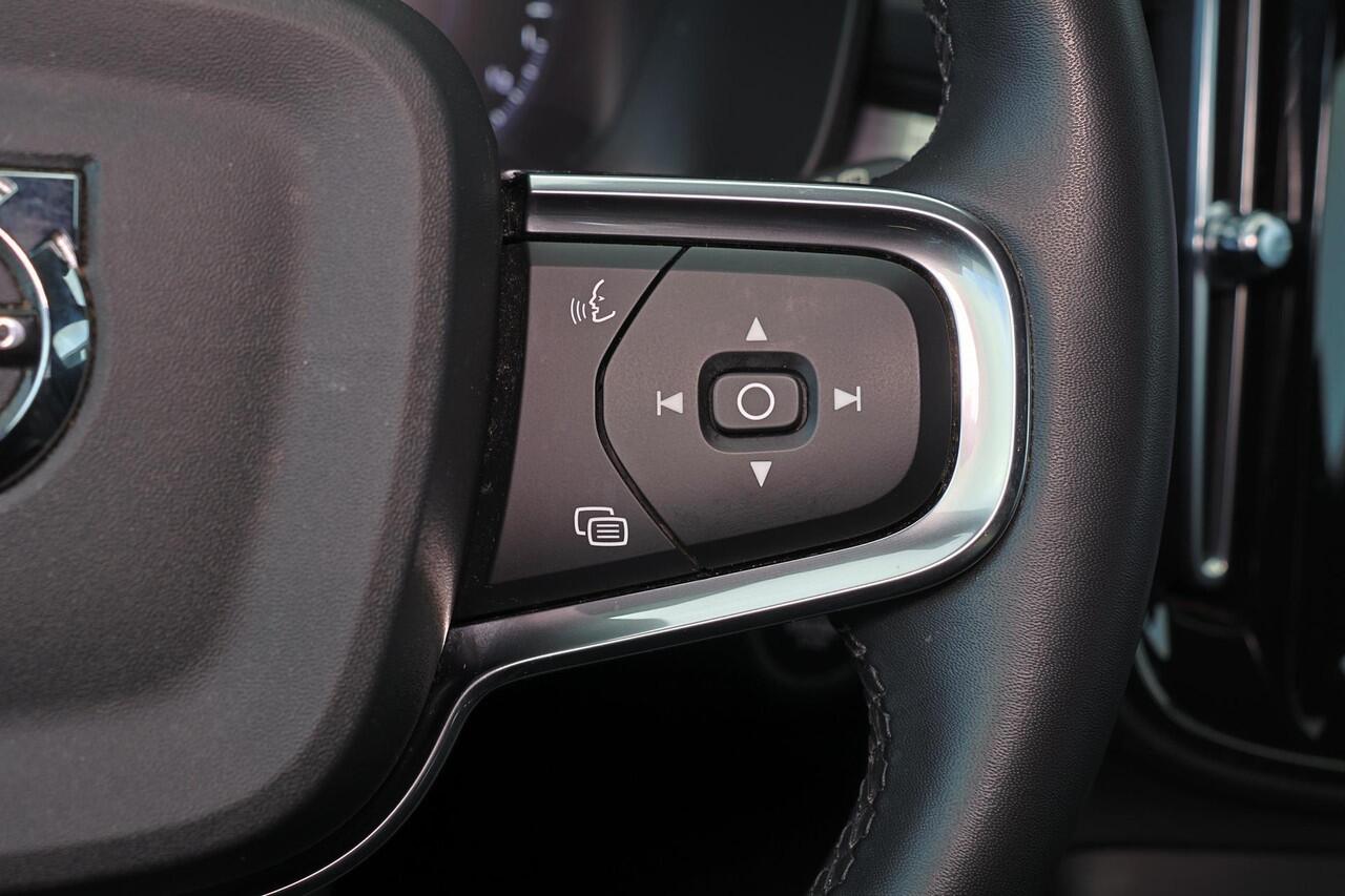 Volvo XC40 T5 Recharge Inscription - IntelliSafe Assist - Adaptieve LED koplampen - Parkeercamera achter - Verwarmde voorstoelen & stuur - Parkeersensoren voor & achter - Draadloze tel. lader - Extra getint glas - Elektr. inklapbare trekhaak - 19' LMV