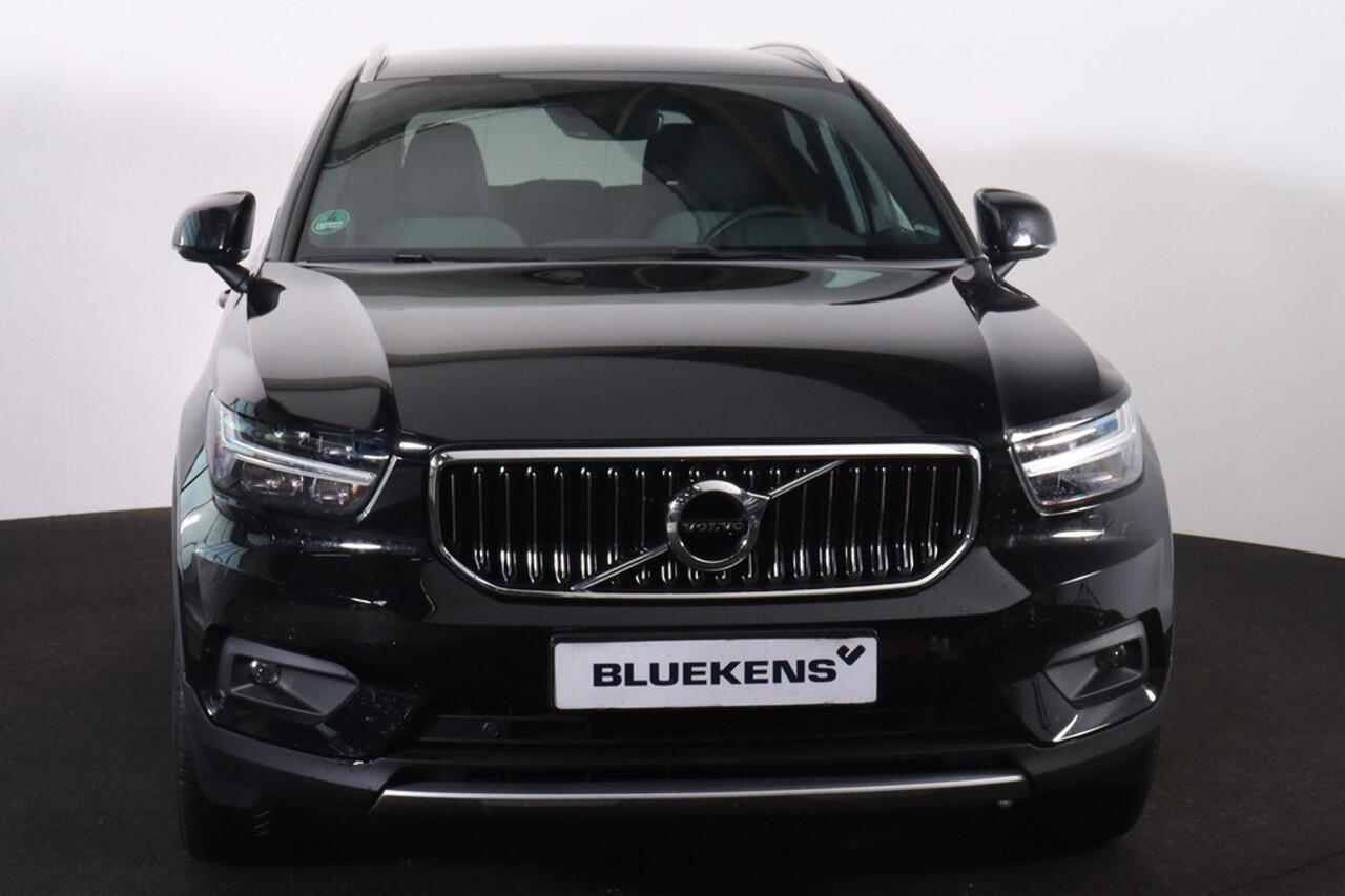 Volvo XC40 T5 Recharge Inscription - IntelliSafe Assist - Adaptieve LED koplampen - Parkeercamera achter - Verwarmde voorstoelen & stuur - Parkeersensoren voor & achter - Draadloze tel. lader - Extra getint glas - Elektr. inklapbare trekhaak - 19' LMV