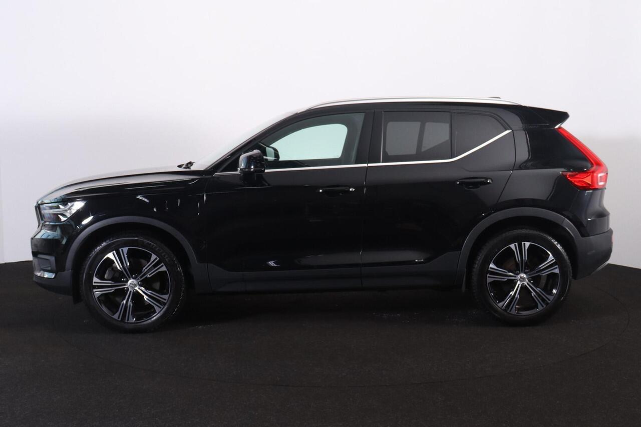 Volvo XC40 T5 Recharge Inscription - IntelliSafe Assist - Adaptieve LED koplampen - Parkeercamera achter - Verwarmde voorstoelen & stuur - Parkeersensoren voor & achter - Draadloze tel. lader - Extra getint glas - Elektr. inklapbare trekhaak - 19' LMV