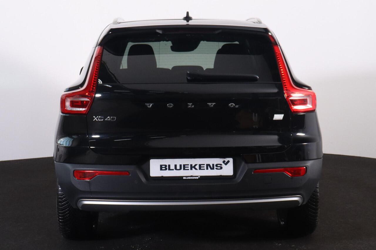 Volvo XC40 T5 Recharge Inscription - IntelliSafe Assist - Adaptieve LED koplampen - Parkeercamera achter - Verwarmde voorstoelen & stuur - Parkeersensoren voor & achter - Draadloze tel. lader - Extra getint glas - Elektr. inklapbare trekhaak - 19' LMV