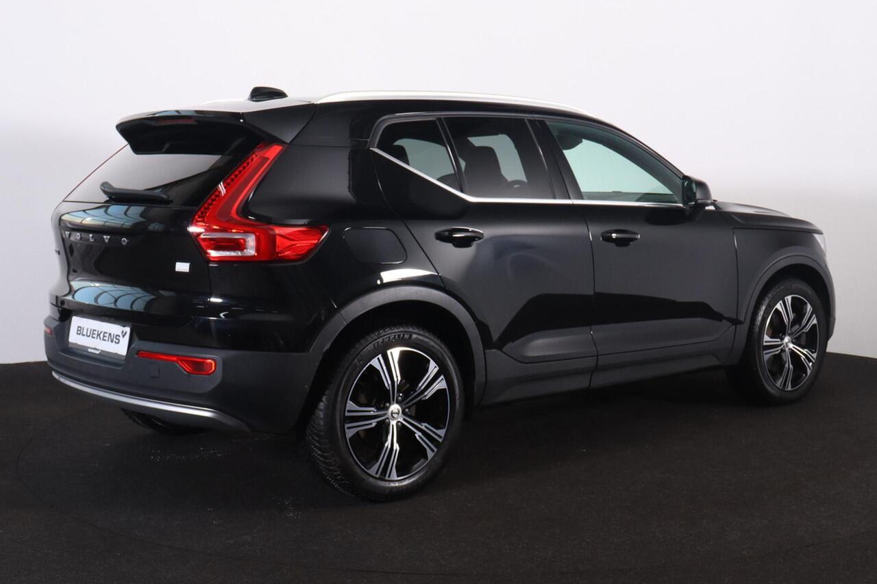 Volvo XC40 T5 Recharge Inscription - IntelliSafe Assist - Adaptieve LED koplampen - Parkeercamera achter - Verwarmde voorstoelen & stuur - Parkeersensoren voor & achter - Draadloze tel. lader - Extra getint glas - Elektr. inklapbare trekhaak - 19' LMV