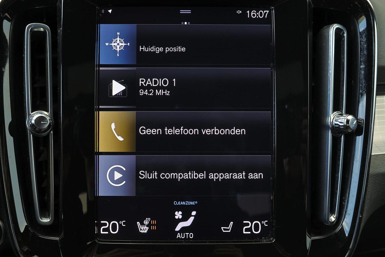 Volvo XC40 T5 Recharge Inscription - IntelliSafe Assist - Adaptieve LED koplampen - Parkeercamera achter - Verwarmde voorstoelen & stuur - Parkeersensoren voor & achter - Draadloze tel. lader - Extra getint glas - Elektr. inklapbare trekhaak - 19' LMV