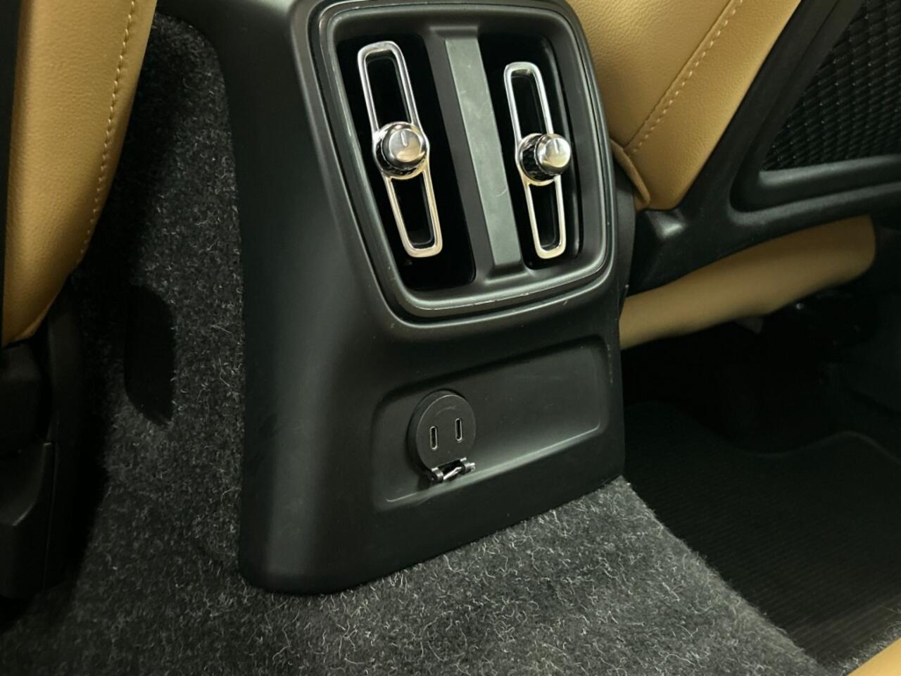 Volvo XC40 1.5 T4 Recharge Inscription | Leder | Blis | Navigatie | Sensore