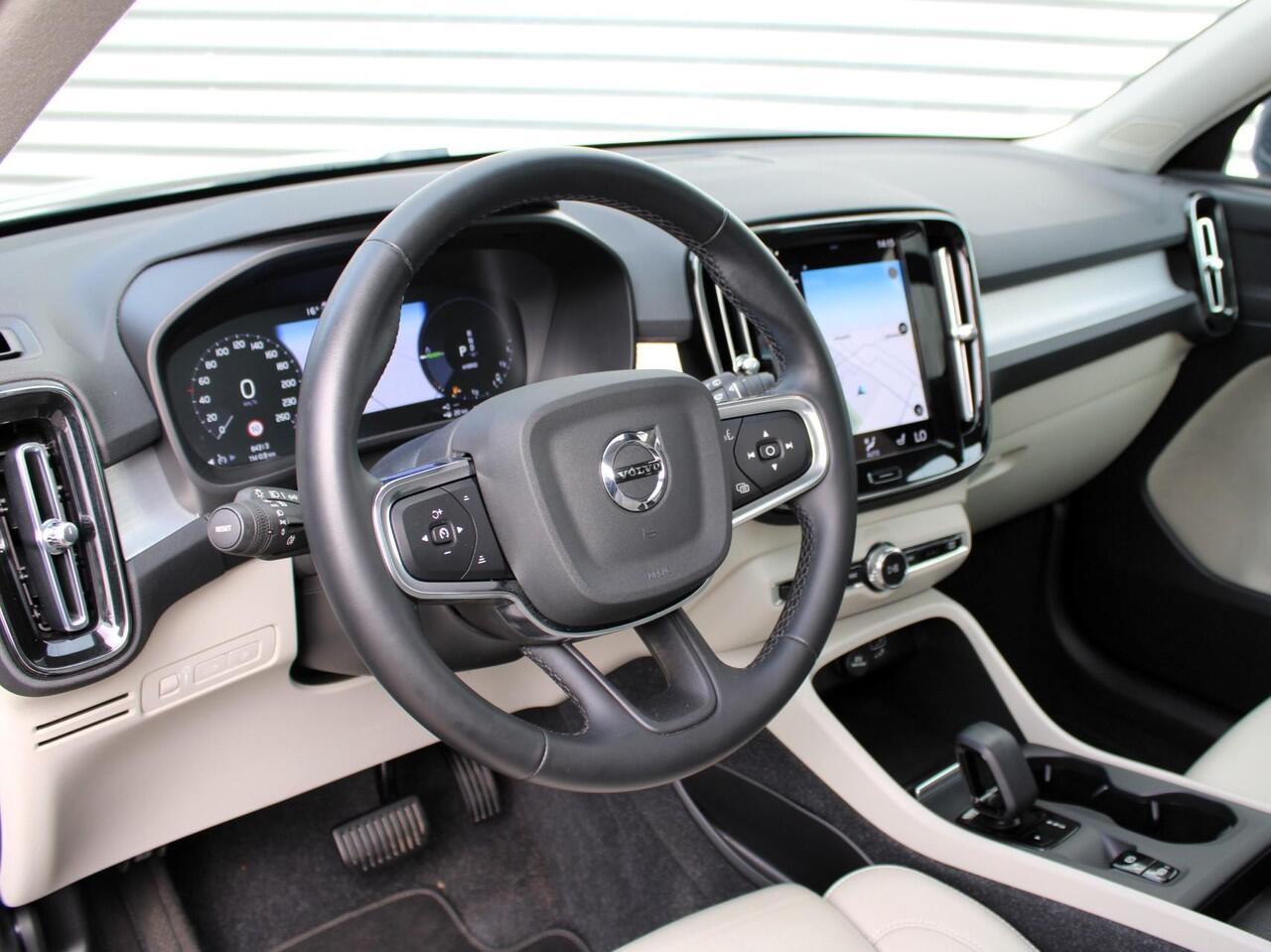 Volvo XC40 1.5 T4 Recharge Inscription Expression Automaat / Panoramadak / Leder interieur / Privacy Glass / 19" velgen