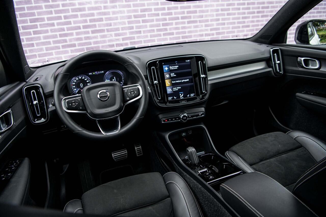Volvo XC40 T5 Plug in-hybride R-Design | Trekhaak | Panoramadak | Parkeercamera | Stoel+stuurwiel Verwarming | Adapt Cruise | Getint glas