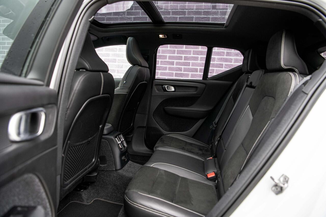 Volvo XC40 T5 Plug in-hybride R-Design | Trekhaak | Panoramadak | Parkeercamera | Stoel+stuurwiel Verwarming | Adapt Cruise | Getint glas